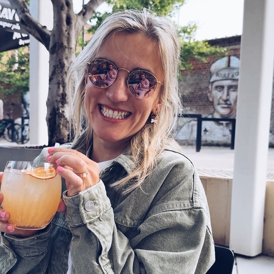 🍊 35 jaar.
🍇 11 maanden blij alcoholvrij 🙃
🍎 De jaren van 30 naar 35 waren best een trustfall. (But if you want apples, you have to shake the tree.)
Het was van springen in het onbekende, van angsten overwinnen, maar ook van de waarde van een goei entourage ècht naar waarde leren schatten. Van beseffen hoe groots de kleine dingen eigenlijk zijn. Van louter nog voortdoen met de mensen die er ècht toe doen. Van het mooie (proberen) zien in alles rondom mij…
🍋 5 jaar later kan ik terugkijken en stellen dat we van lemons lemonade hebben gemaakt. 😋
Samengevat: 5 minuten voor het einde van je verjaardag beseffen: mijn leven is niet perfect,
maar wel goed.
En goed is eigenlijk meer dan wel genoeg ☺️