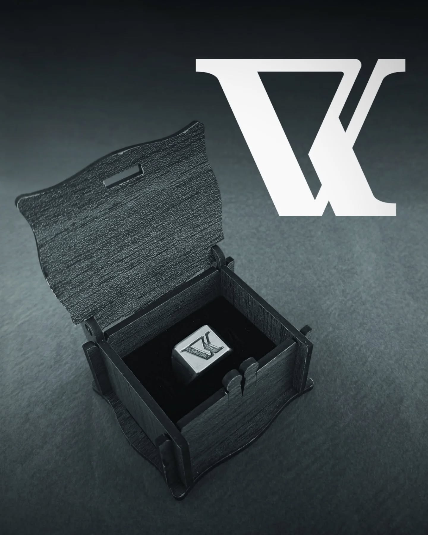 Réalisation d'un monogramme avec les initiales VR pour une gravure sur chevalière ✨
#logo #monogramme #logodesign #graphicdesign #graphisme #graphistemontpellier #montpellier #art