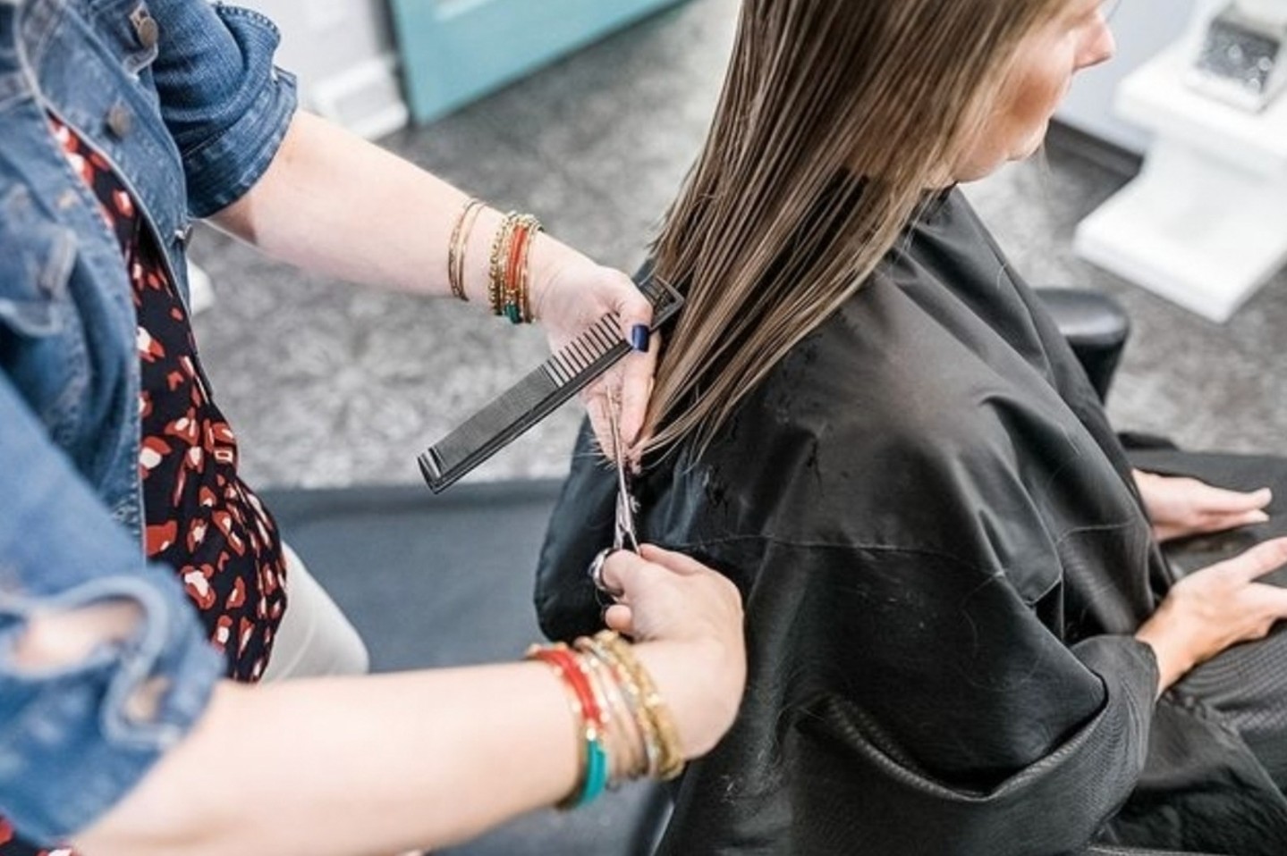 Thinking about growing your hair this summer? ☀️✂️ Here’s the secret: regular trims + a strategic at-home routine = long, strong, healthy hair! 💪 Don’t skip those summer haircuts—keeping your ends fresh helps prevent breakage and keeps your growth on track. Ready to glow and grow? Schedule your summer cut today! 💇♀️