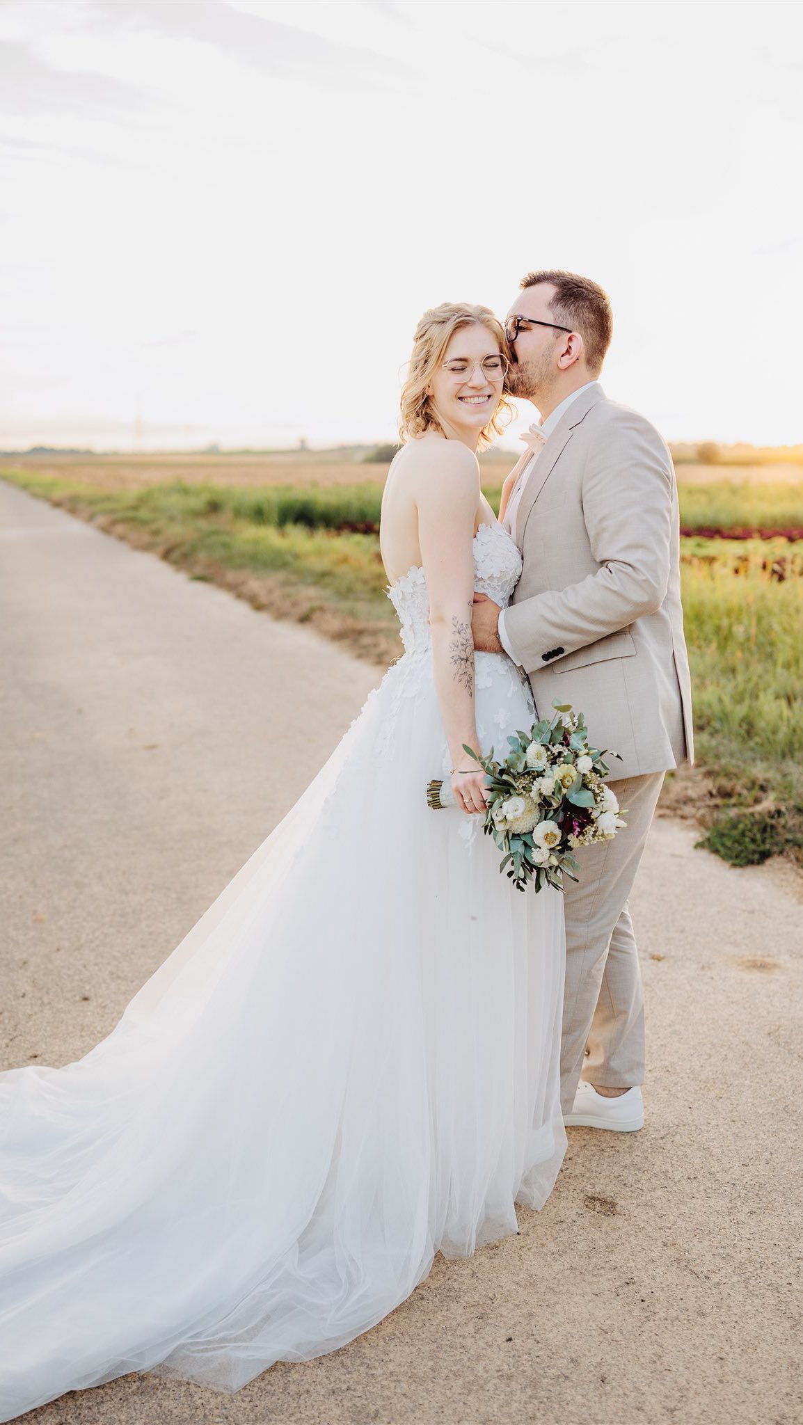 ✨ Wenn zwei Menschen sich so ehrlich begegnen wie Jana & Michi – dann will ich nicht einfach nur fotografieren. Ich will festhalten, was zwischen ihnen spürbar ist. ✨
Ein Tag voller Liebe, Lachen und unvergesslicher Momente – die freie Trauung von Jana & Michi auf dem wunderschönen @hofleutenecker 🤍
Für mich sind es genau diese kleinen, echten Momente, die eine Hochzeit unvergesslich machen: Ein Lächeln, ein Händedruck, ein Blick, der alles sagt. ✨
So fühlt sich Liebe an, wenn sie in Bildern weiterlebt.
Danke, dass ich eure Geschichte erzählen durfte. 🥰
Wenn ihr euch eine Hochzeitsreportage wünscht, die eure Geschichte authentisch und mit viel Herz erzählt, meldet euch gerne bei mir. 🫶
📍 Hof Leutenecker, Remseck am Neckar
📸 @antjeschubert.de
#hochzeitsfotografie #hochzeitsreportage #freietrauung #hofleutenecker #hochzeit2026 #brautpaarshooting #hochzeitsinspiration #liebe #weddingphotography #weddinginspiration #bridetobe #weddingday #hochzeitsfotografin #hochzeitstag #hochzeitsplanung #hochzeitsfotos #hochzeitsfotografschwaebischgmuend