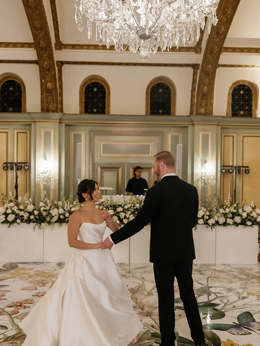 When the dance floor is this pretty, how can you not twirl all night?
@michellealexandraphoto
@leilanidonnanevents
@ayumiyoshimoto