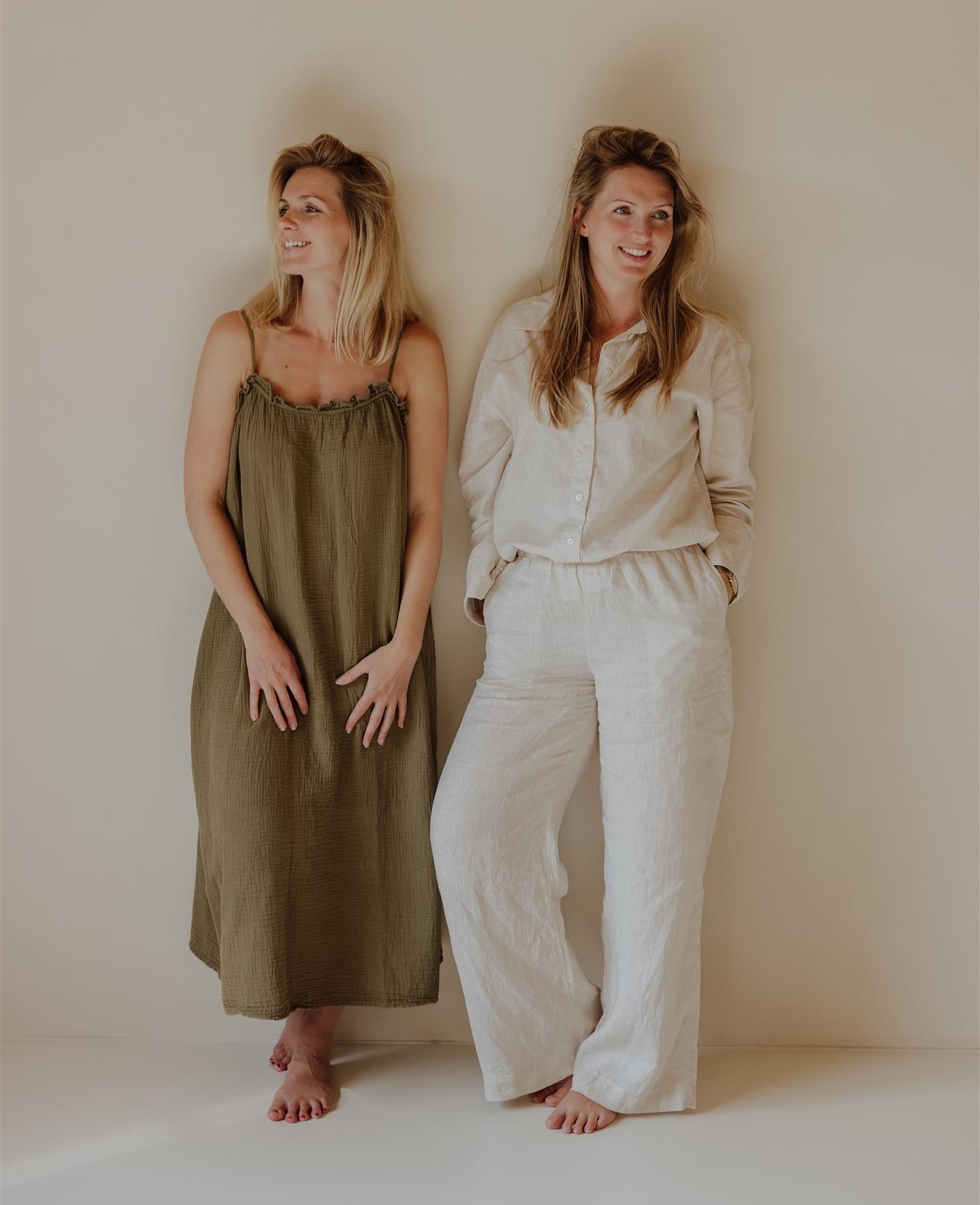 Inmiddels hebben we veel nieuwe volgers, dus hoog tijd om ons opnieuw even voor te stellen!
Wij zijn Denise en Britt Moria, twee zussen met een gezamenlijke passie voor creatief ondernemen. Samen met onze gezinnen wonen we in het prachtige Haarlem.
Nu, bijna een jaar geleden, kwam onze droom uit: we openden onze eigen daglichtstudio, Casa Momo ✨ De naam is geïnspireerd op onze achternaam en de ruimte is perfect voor fotografie, videografie, kleinschalige events en workshops.
Onze kleurrijke inrichting en unieke meubels zorgen voor een bijzondere sfeer die je nergens anders vindt. Inmiddels hebben we de studio al een paar keer gerestyled — en volgens ons wordt het steeds mooier!
We kunnen niet wachten om je te ontmoeten in onze studio! Heb je leuke ideeën of wil je samenwerken? Stuur ons gerust een DM! 💌
Liefs,
Denise & Britt