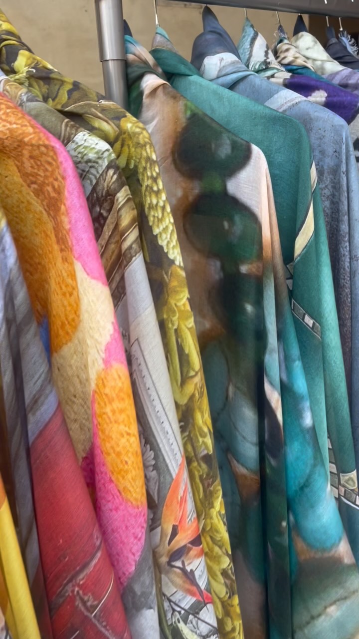 Maxifoulard, unicità da condividere con voi.
Una vera opera d’arte da indossare. Ogni pezzo è impreziosito dalle mie fotografie stampate su morbida seta, creando un connubio unico tra moda e arte. Realizzato a Como, Made in Italy, con finiture sartoriali e dettagli sfrangiati a mano sui quattro lati. Edizione limitata, perfetto per chi cerca un accessorio raffinato, originale e di alta qualità che racconta una storia attraverso colori e immagini.
.
.
.
Per info scrivetemi in DM
.
.
#madeinitaly #accessories #madeincomo #scarf #maxifoulard #fashionstyle #followers