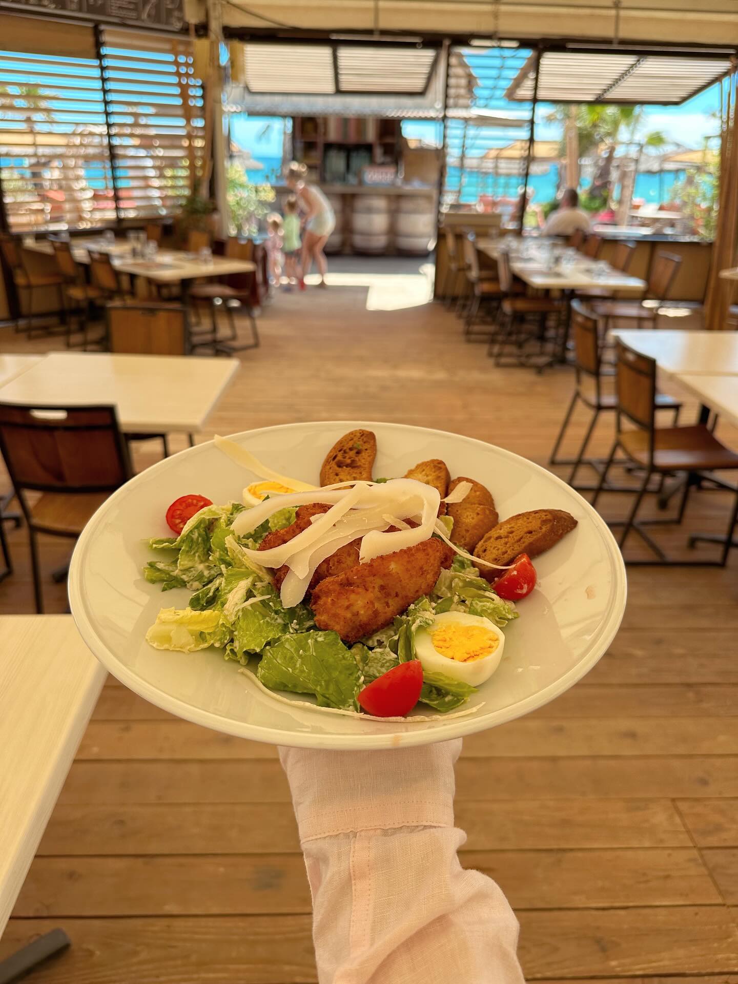 Besoin de fraîcheur sous le soleil ? Craquez pour notre salade maison au Hawaï Club, le resto plage d’Argelès où saveur rime avec vue mer. 🥗