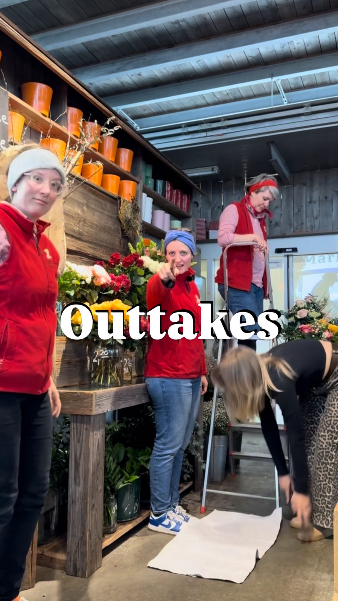 Komm, machen wir schnell noch ein Video...
Was denkt ihr - wie oft musste unsere Junior-Chefin ihren Text wohl wiederholen?
(Kleiner Spoiler: öfters als geplant)
Unsere Videos entstehen nicht einfach so nebenbei - dahinter steckt ganz viel Liebe, Kreativität und oft auch Chaos vor der Kamera.
Parallel bedienen wir unsere Kundschaft und das Telefon wird auch zwischendurch
abgenommen.
Von der Idee über den Dreh bis zum letzten Schnitt: Alles passiert bei uns im Team und direkt vor Ort.
Klar, das alles länger dauert, wie es am Ende aussieht -
aber genau das macht es so besonders und meistens auch ziemlich lustig
Wenn ihr regelmäßig bei uns in der Markthalle reinschaut, habt ihr vielleicht sogar schon mal ein Videodreh live miterlebt!
Und wenn es euch gefällt, was wir hier online teilen -
lasst gerne ein Like da, teilt es mit euren Freunden oder schickt es weiter.
Das motiviert uns total und zeigt uns, dass ihr auch Spaß daran habt.
Euer Markthalle Wassmer