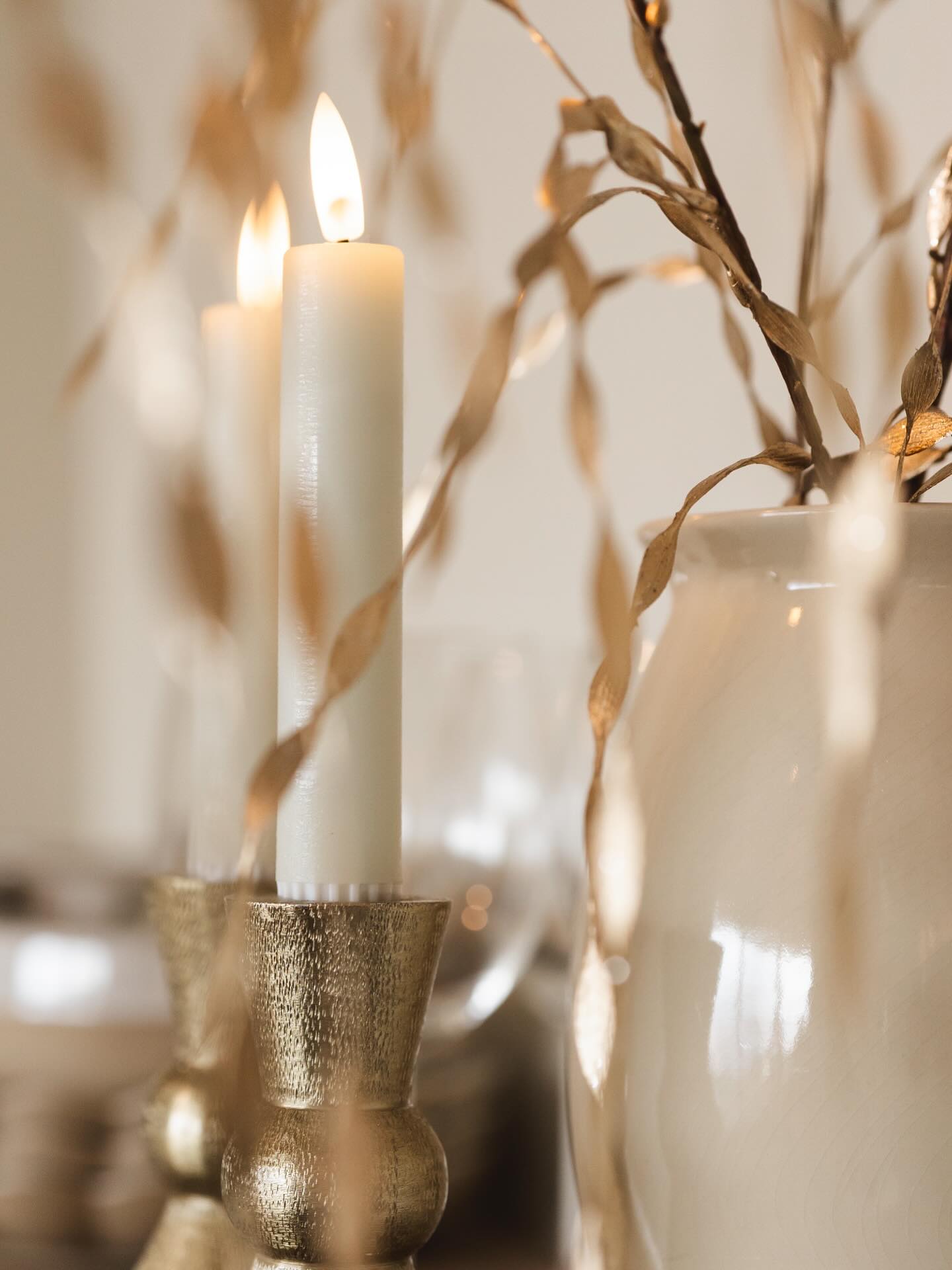 VADERDAG ♥️
We vieren jou vandaag, met een traan en een lach,
Je liefde om ons heen, dat is wat ik graag zag.
In ons hart blijf je leven, altijd dichtbij,
Voor altijd onze papa, onze held, zo vrij.
Voor alle lieve papa’s die niet meer bij ons zijn, of er nog zijn maar al worden gemist. ♥️ En voor alle mannen, die op welke manier dan ook een papa zijn of willen zijn voor iemand. ♥️
#vaderdag #vader #liefde #rouw #gemis #waardiguitvaartverzorging #oudermetdementie #dementie #wensvader #bonusvader