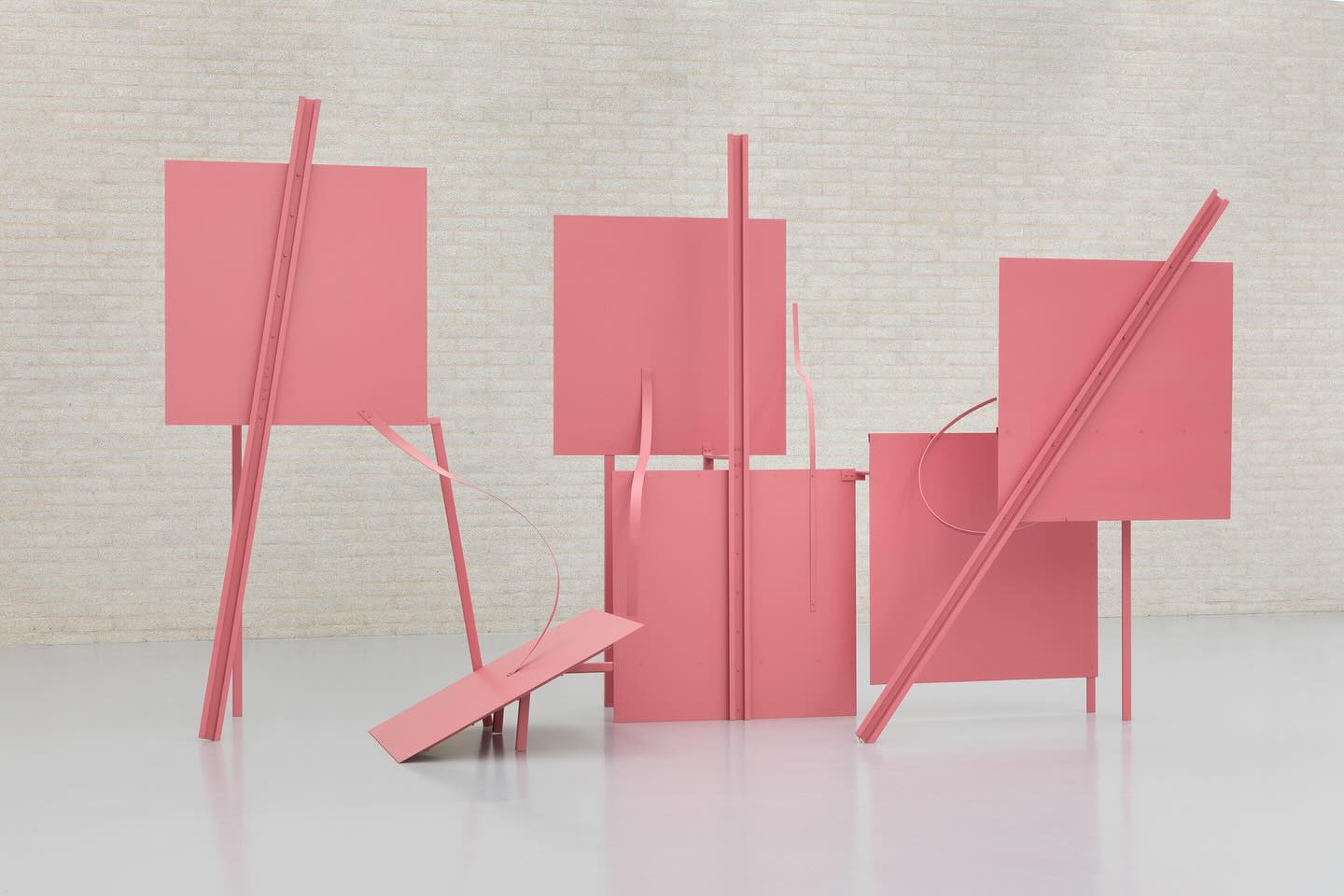 Anthony Caro’s large scale sculpture Pompadour (1963) is currently on display at the Kröller-Müller Museum, Otterlo, in the exhibition Let’s Dance @krollermullermuseum
12 April - 2 November 2025
Let’s Dance brings six large-scale sculptures from the museum collection back on display, centred around the work Pompadour by Anthony Caro. Some form of movement is discernible in all the works, most strikingly in the bright pink sculpture Pompadour by Caro. Pompadour is combined here with sculptures by artists including Richard Deacon (1949) and William Tucker (1935), students of Caro at St Martin’s School of Art in London. The flowing line of Deacon’s Blind, Deaf and Dumb (A)and Tucker’s rocking ARC also evoke movement.
📷 Installation photo Anthony Caro, Pompadour, 1963, aluminium, painted pink, 274.5 x 480 x 173 cm (Courtesy Kröller-Müller Museum, Otterlo)