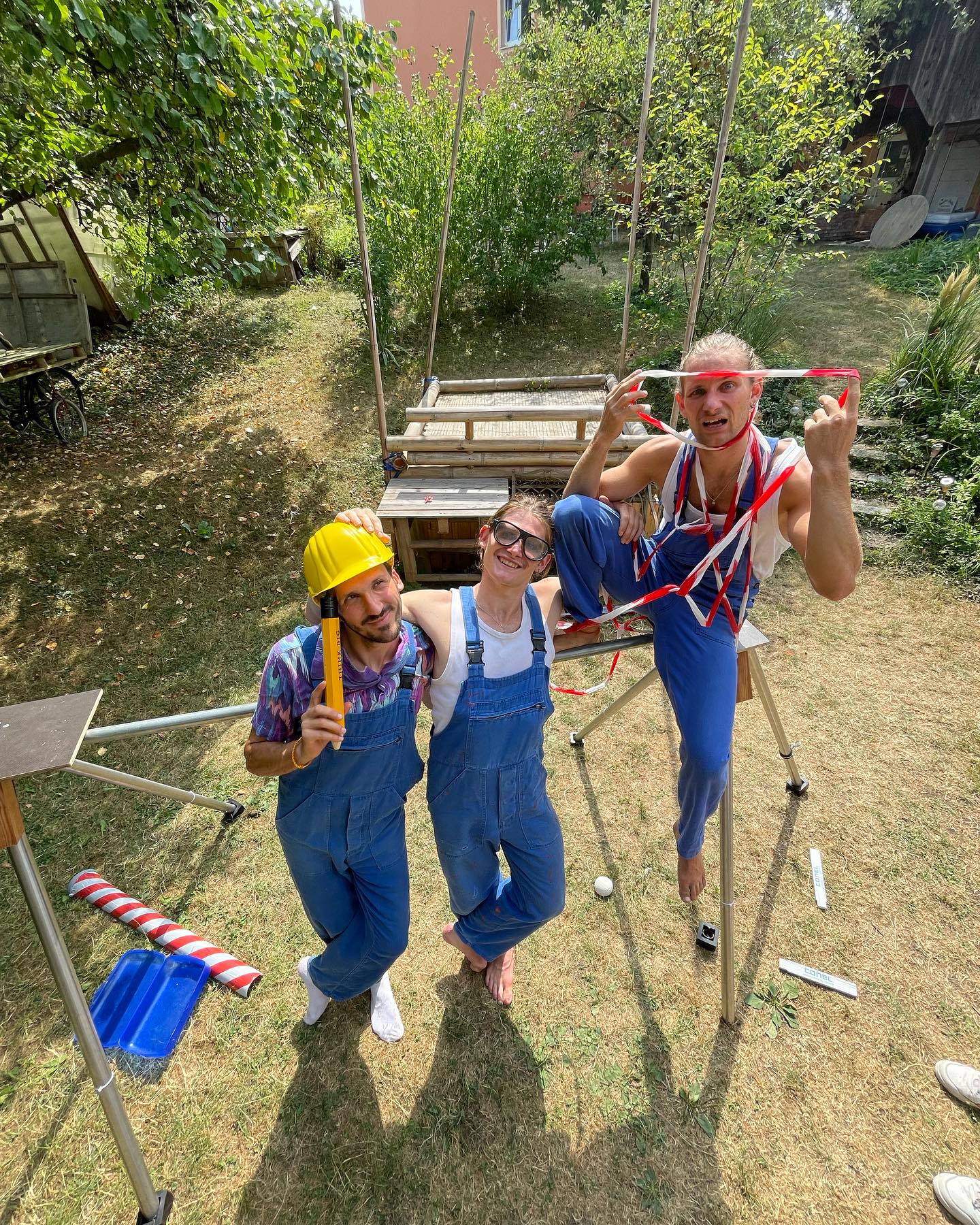 Herzlich willkommen zur Trisoleil Zeitreise - Part 1 ✨
In drei Teilen werden wir euch in den Entstehungsprozess von Compagnie Trisoleil einweihen und Einblicke hinter die Kulisse geben.
Die erste Showsaison steht vor der Tür und was brauchen wir dafür? Einen Startschuss 🚀 Aber wie?
Ganz klar! 💡
Mit einer Riesenschleuder. Und einen Fallschirm noch dazu, um den Höhenflug zu genießen 🪂
Es wird tschünine‘t und tschünine‘t und die Zeit vergeht. 🕰️
1A vorbereitet lassen wir die Baustelle ersteinmal ruhen. ✨