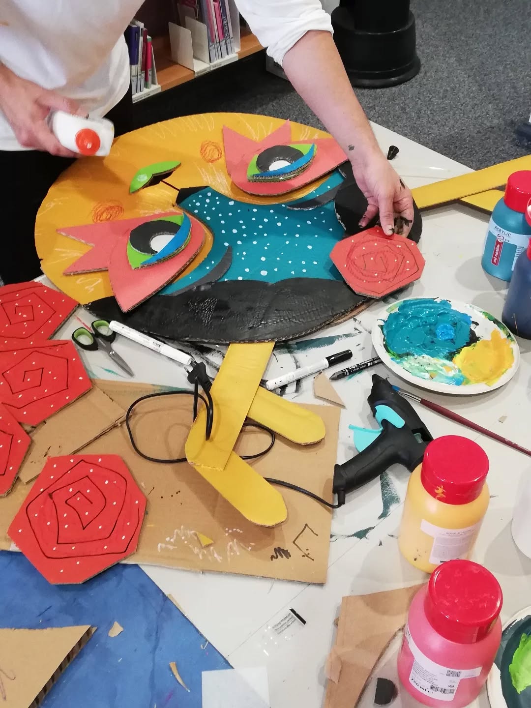 Finissage: Nutze heute noch die Gelegenheit, bei der Finissage mit Konstantin ins Gespräch zu kommen und mit ihm über seine Kunst zu sprechen!
Samstag 7. Juni
Ab 12:30 bis 14:00 Uhr
@stadtbibliothekoldenburg im PFL
------
Come by to meet @kotkit.tv today at the finissage and talk to him about his art!
#deutschisraelischefreundschaft #oldenburg #matehasherregionalcouncil