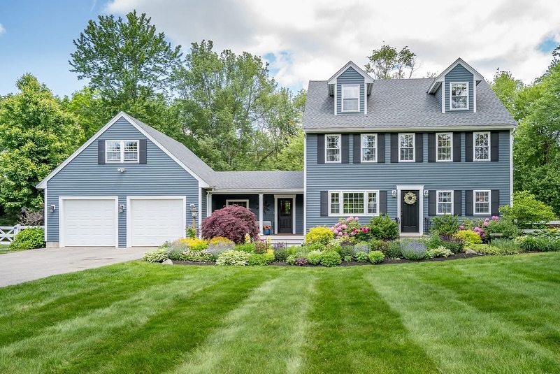 📍COMING SOON IN ANDOVER, MA! 🏡
Prestige, privacy, and timeless charm await…
This stunning 3 bedroom, 3 bathroom Colonial is nestled on a professionally landscaped 1-acre lot in the highly sought-after town of Andover. From the spacious 2-car garage with bonus room above to the elegant curb appeal, every detail makes this home a standout.
🌿 - Thoughtfully manicured gardens
🛏️ - 3 generously sized bedrooms
🛁 - 3 bathrooms
🚗 - Oversized 2-car garage + bonus room above
🛏️ - Finished 3rd floor with 2 bonus rooms
🌳 - Over 1 acre of lush land
✨ Homes like this don’t come along often. Be among the first to see it!
📸 See photos below
💬 DM to schedule your showing today‼️
#ComingSoon #AndoverMARealEstate #LuxuryLiving #AndoverHomes #MassachusettsRealEstate #CoopGroupHomeTeam #NewListing #DreamHome #JustListed #RealEstateMA