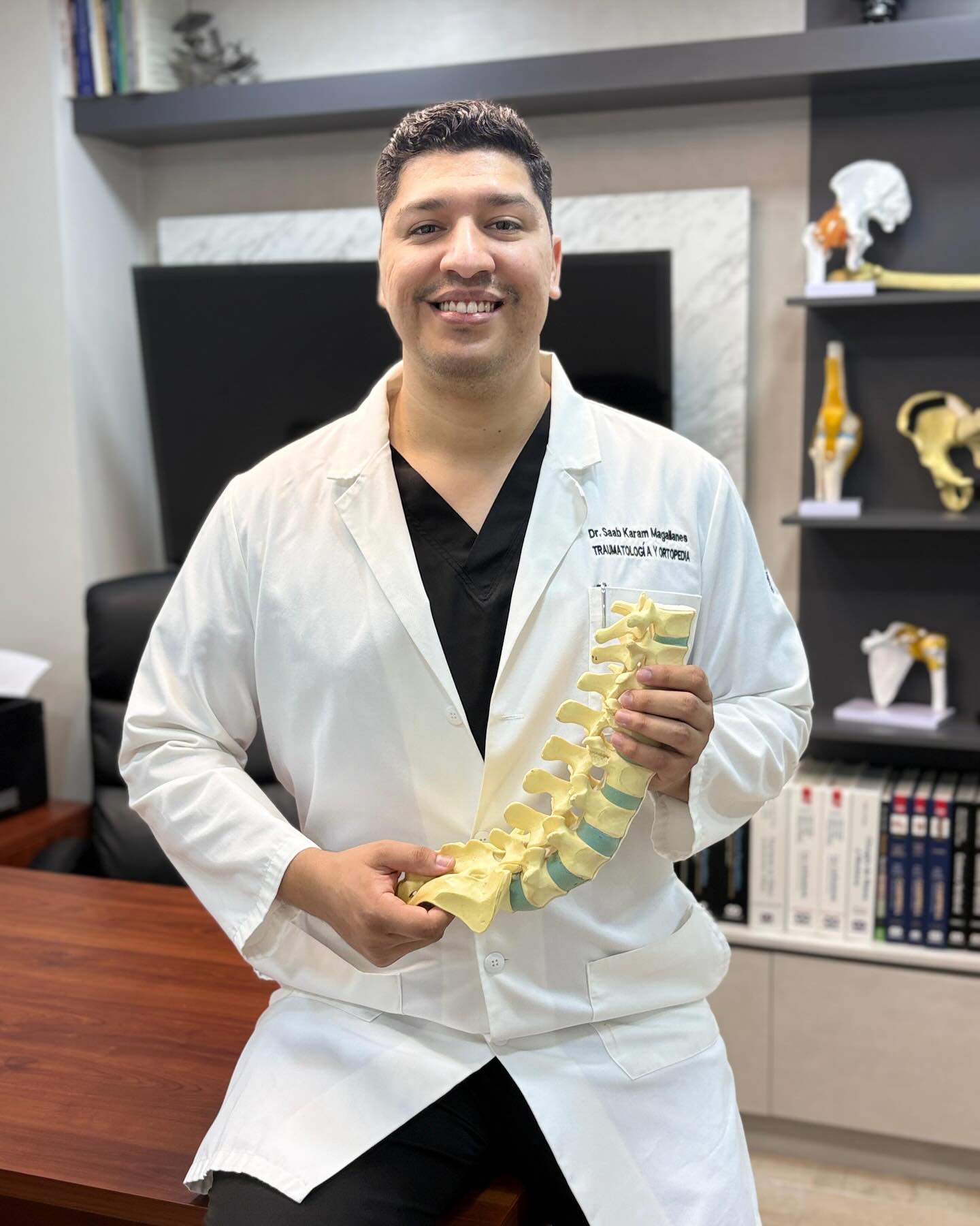 Hola, soy el Dr. Saab Karam 👋
Médico especialista en traumatología y ortopedia con alta especialidad en cirugía de columna vertebral de mínima invasión.
Mi objetivo es aliviar tu dolor y recuperar la movilidad de tu cuerpo con una atención personalizada y de calidad.
Recuerda que vivir con dolor no es normal.
Si tienes alguna duda o necesitas una consulta médica no dudes en contactarme.
📲 Mándanos WhatsApp haciendo clic aquí https://wa.link/tl4qqj o al 81 2612 7656
Nos ubicamos en 📍R. de la Plata 113, San Pedro GG N.L.
#herniadiscal #columnavertebral #dolordeespalda