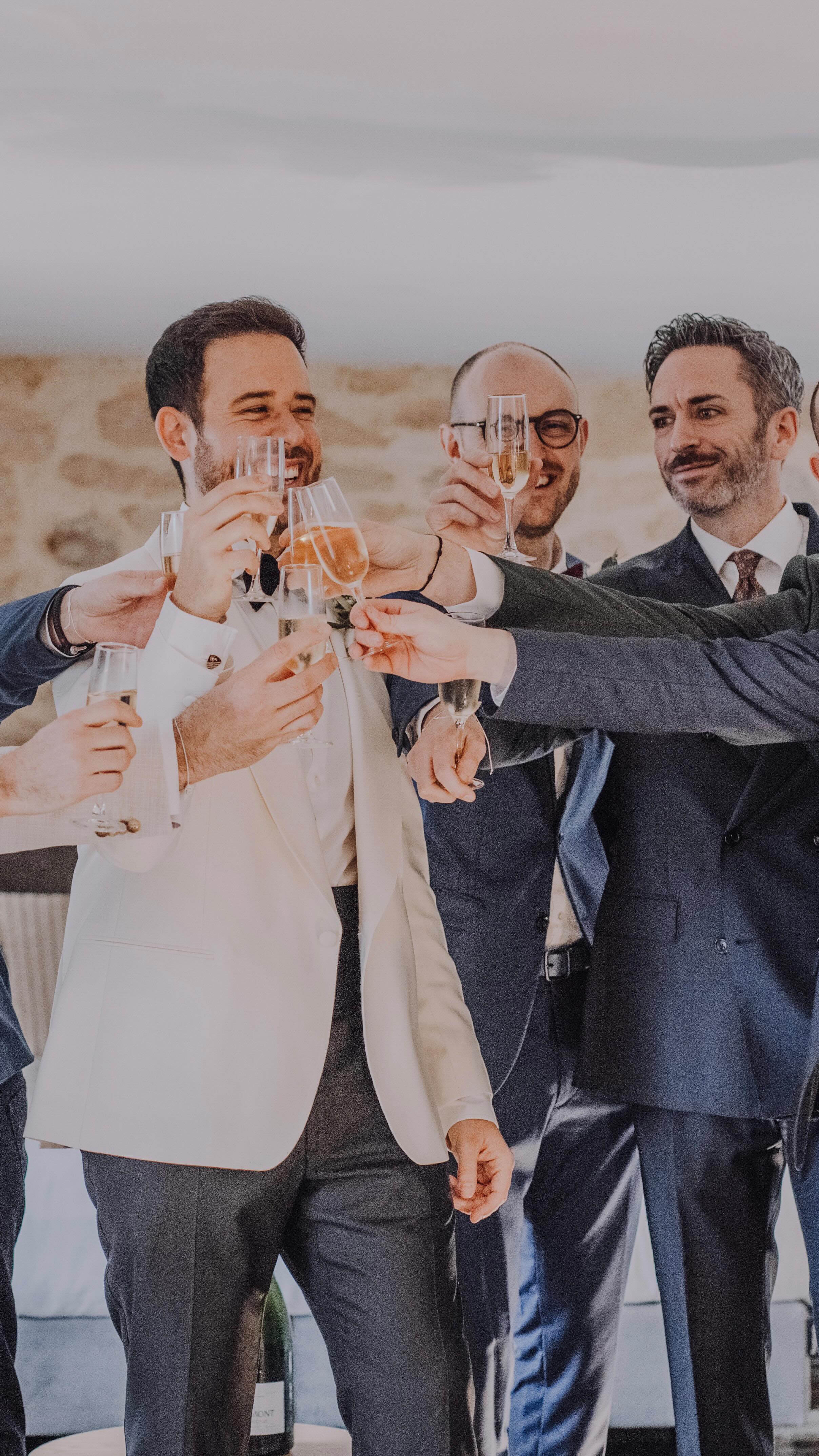 Les préparatifs du marié, un moment privilégié ✨
📷: Aline Ruzé