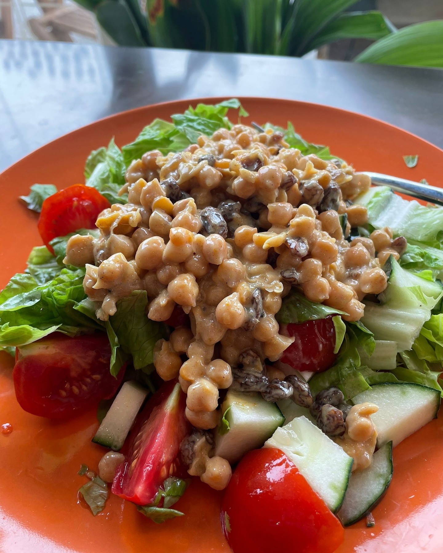Today’s lunch, a super speedy coronation chickpea salad.
Grab some ready cooked @boldbeanco chickpeas, stir in curry powder, @hunterandgatheruk avocado mayo, sultanas and a little spoon of mango chutney. Mix well and smash it up a little.
This makes a great sandwich filler, but I enjoyed it served on spinach leaves with some fresh tomatoes (📣UK tomatoes are in store 🙌 ) and cucumber.
This left me feeling super satisfied and the fibre and protein kept me full so I didn’t feel any afternoon slump 💪🏻
#bloodsugarbalance #nutritionaltherapy #quickmeals #veganmeal #mealprep #chickpearecipes #chickpeas #supersalads #nutritionist