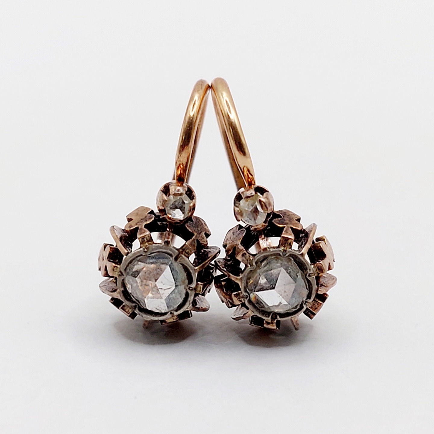 /// SOLD /// French Victorian sleepers earrings 18k rose gold set with a rose cut diamond in a finely crafted setting (circa 1880) lever back antique dormeuse
PRICE : 620€
Magnificent and rare French work from the late 19th century
Size: 16 x 8 mm
Weight: 3.11 g
Main diamond size: approximately 4 mm
Micro-scratches from use and an old dark patina
Eagle's head hallmark and goldsmith's mark (French hallmark)
#diamondearrings #oldminecutdiamond #diamondsleepers #diamondleverback #leverbackearrings #leverbackearrings #dormeuses #trempleuse #bouclesdoreilles #bouclesdoreillesdiamant #diamant #diamond #antiquediamondearrings #dormeuse #dormeuses