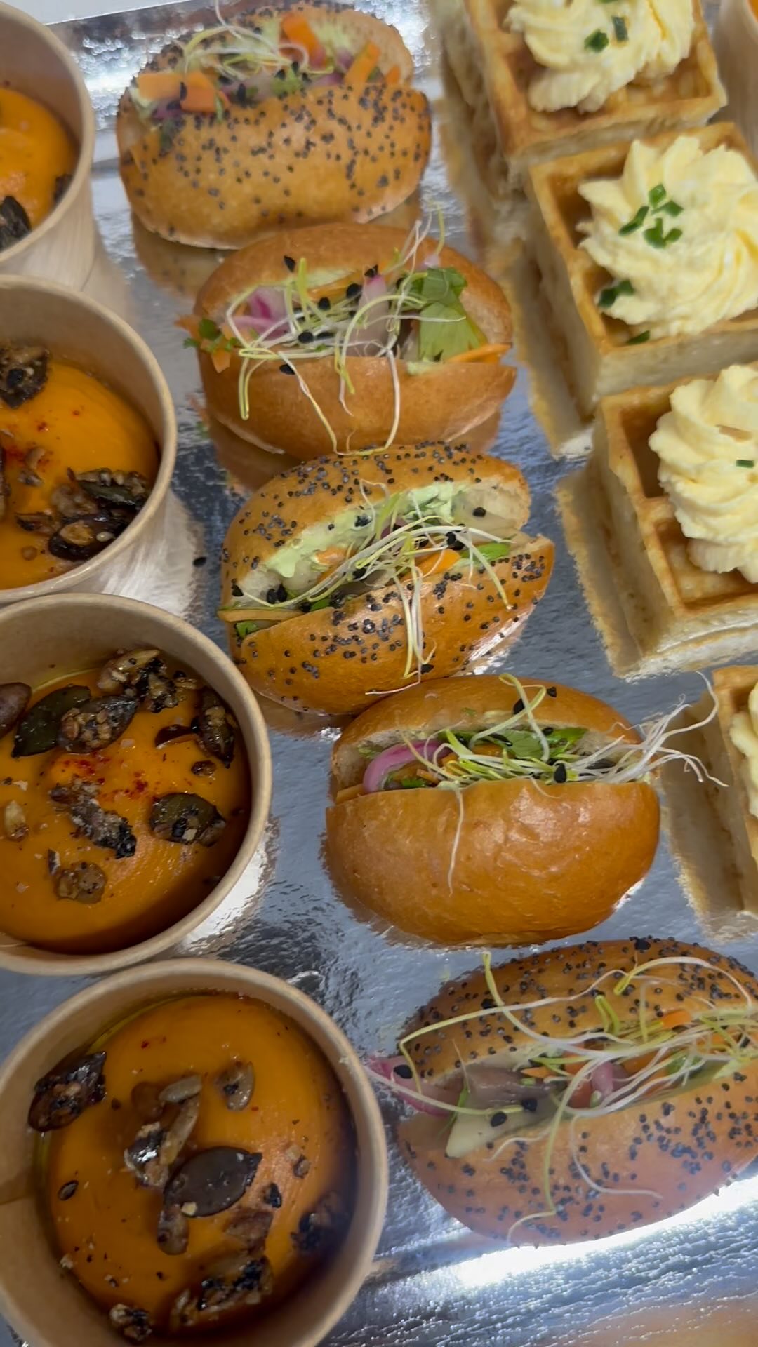 Découvrez la magie des saveurs végétariennes 🌱 à travers un buffet coloré, sain et délicieux pour tous ! 😋
Du moelleux, du croquant, du fondant tout y est mais uniquement avec des produits locaux, de saison & végétaux ! 😳
Dans une démarche de consommer & cuisiner d’une façon toujours plus responsable avec des acteurs locaux, de réduire les déchets ♻️ le gaspillage alimentaire… cela s’inscrit parfaitement dans notre approche de proposer des spécialités toujours plus diversifiées! 🤩
Le chef a déjà plein d’idées pour toutes vos prochaines occasions de régalades végétariennes ! 🥑
Merci Tanit Film Profuction pour la confiance & de partager ces valeurs communes ! 🤗
#sweetandsaltedbourges #healthycocktail #vegetarien #vegan #saveurssanslimites #cuisinevegetale #bienmanger #plaisirsain #yummytime #traiteurbourges #foodlover #hellobourges #bourgesmaville #bourges2028