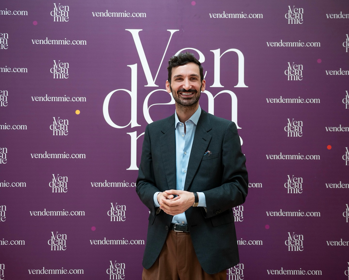 Dopo 3 anni e circa 65 articoli, ho una foto istituzionale per @vendemmie_official ๐ซก
Cosa si รจ ๐ฌ๐๐ซ๐ข๐ญ๐ญ๐จ in tutto questo tempo? Meno, molto meno di quanto si รจ ๐๐ฌ๐๐จ๐ฅ๐ญ๐๐ญ๐จ, ma sono felice di quanto ๐ข๐ฆ๐ฉ๐ซ๐๐ฌ๐ฌ๐จ (ed espresso) in queste brevi ma forti pagine, dove nessuna bandiera nรฉ blasone ha trovato spazio, ma soltanto il senso delle azioni, dei pensieri e della frase.
Come Andrea G. Pinketts โIl senso della frase รจ un privilegio poichรฉ, se lo possiedi, permette a una tua bugia di essere, se non creduta, almeno apprezzata.
Nel caso poi, una volta tanto, tu ti decida a dire la veritร , quella vera, quella che puzza perchรฉ non si lava con gli eufemismi, quella brutta perchรฉ non si ritocca nรฉ si abbellisce con la chirurgia estetica del ricordo, nel caso tu dica la veritร , la veritร pelosa, la veritร arrapata, se possiedi il senso della frase la veritร avrร lโaspetto un poโ p*****esco eppure di classe di una bella menzogna.โ
ร vero, saremmo diventati ricchi e influencer a parlare bene di tutti i vini, di ristoranti imperdibili ed eventi perfettamente riusciti, ma abbiamo voluto dare unโaltra interpretazione, quella reale e meno virale, sensibile e meno sensazionalistica, fatta di storie e non slogan, con la nostra penna ancora in piedi fino a quando vedrรฒ in giro:
- tradizione e innovazione
- da abbinare a cacciagione
- diventa un esperto in maniera semplice e veloce
E se la gente non legge piรน, tu scrivi piรน forte! Che mentre intorno tutto tace, poi vinci come ๐๐ฎ๐ญ๐ก๐จ๐ซ ๐จ๐ ๐ญ๐ก๐ ๐ฒ๐๐๐ซ a Londra๐ฅ
๐ธ @lorisscalzophotographer
#wineblogger #wine #winepress