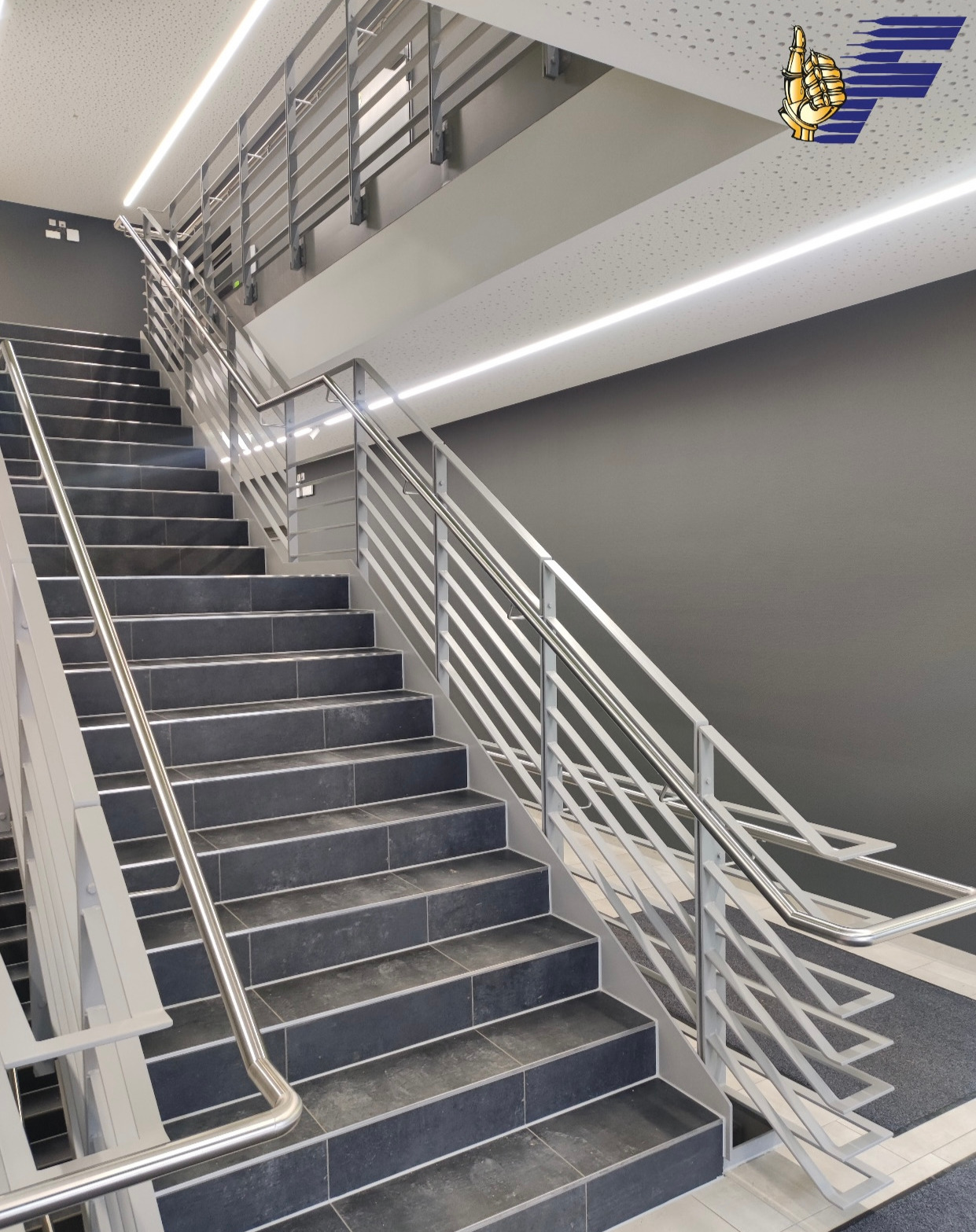 Auch in öffentlichen Bereichen, hier in einem Ärztehaus, ist dank uns keine Absturzgefahr mehr vorhanden. 🏥
Mit einer Konstruktion, bestehend aus Wangen, die als seitliche Treppenverkleidung dienen, einem Treppengeländer und dem dazugehörigen nach innen springenden Handlauf konnte ein ordentliches Maß an Sicherheit gewährleistet werden. ⛓👷
#forster #forstermetallbau #ausbildung #schlosser #schlosserei #metallbauer #metallbau #neumarktoberpfalz #parsberg #treppe #treppengeländer #absturzsicherung #absturz #wangen #stahl #stahlbau #edelstahl #edelstahlbau