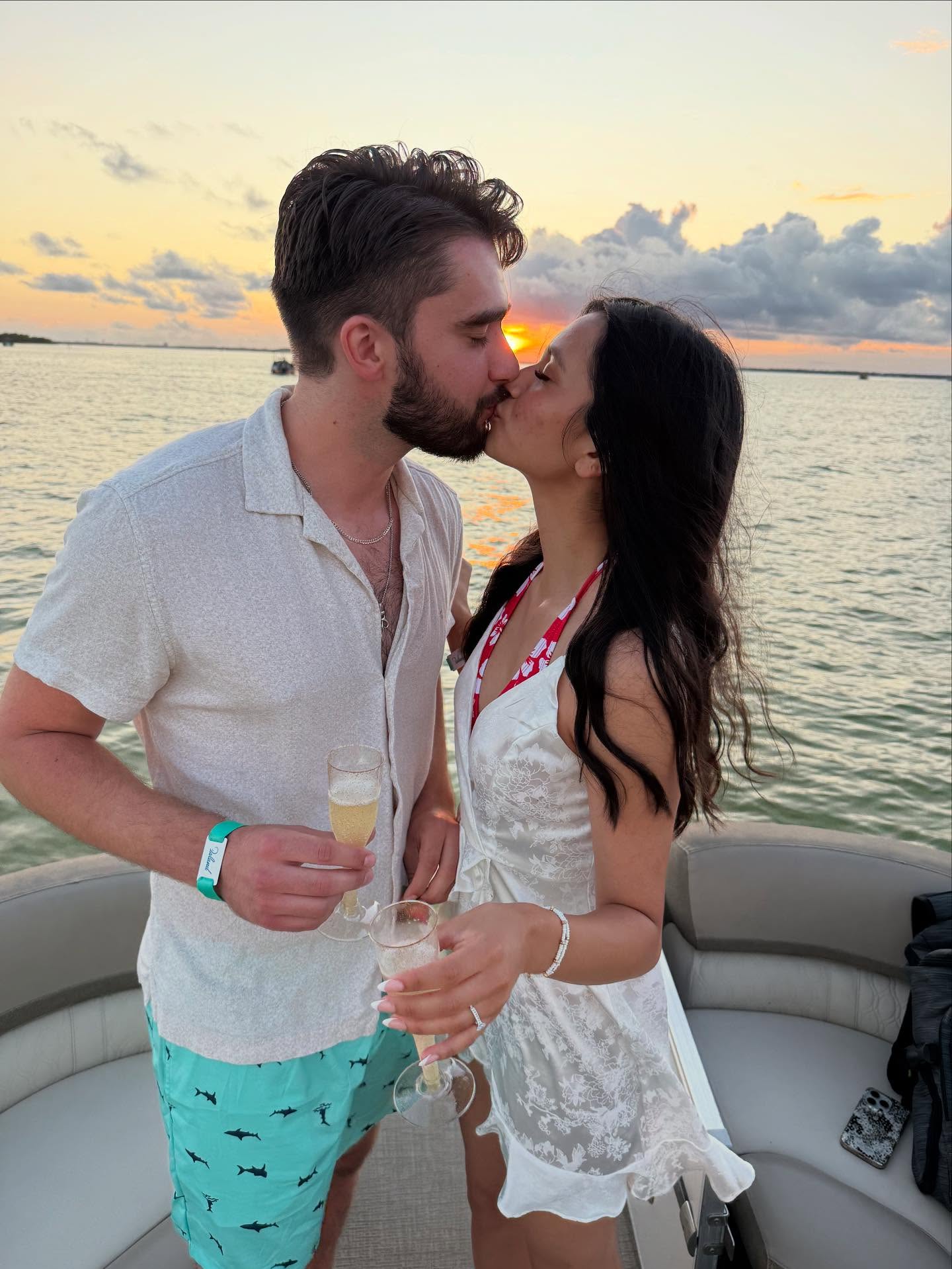 The sweetest sunset proposal! Congrats to the newly engaged couple! ❤️ 🌅
📸: @captwendirealtor