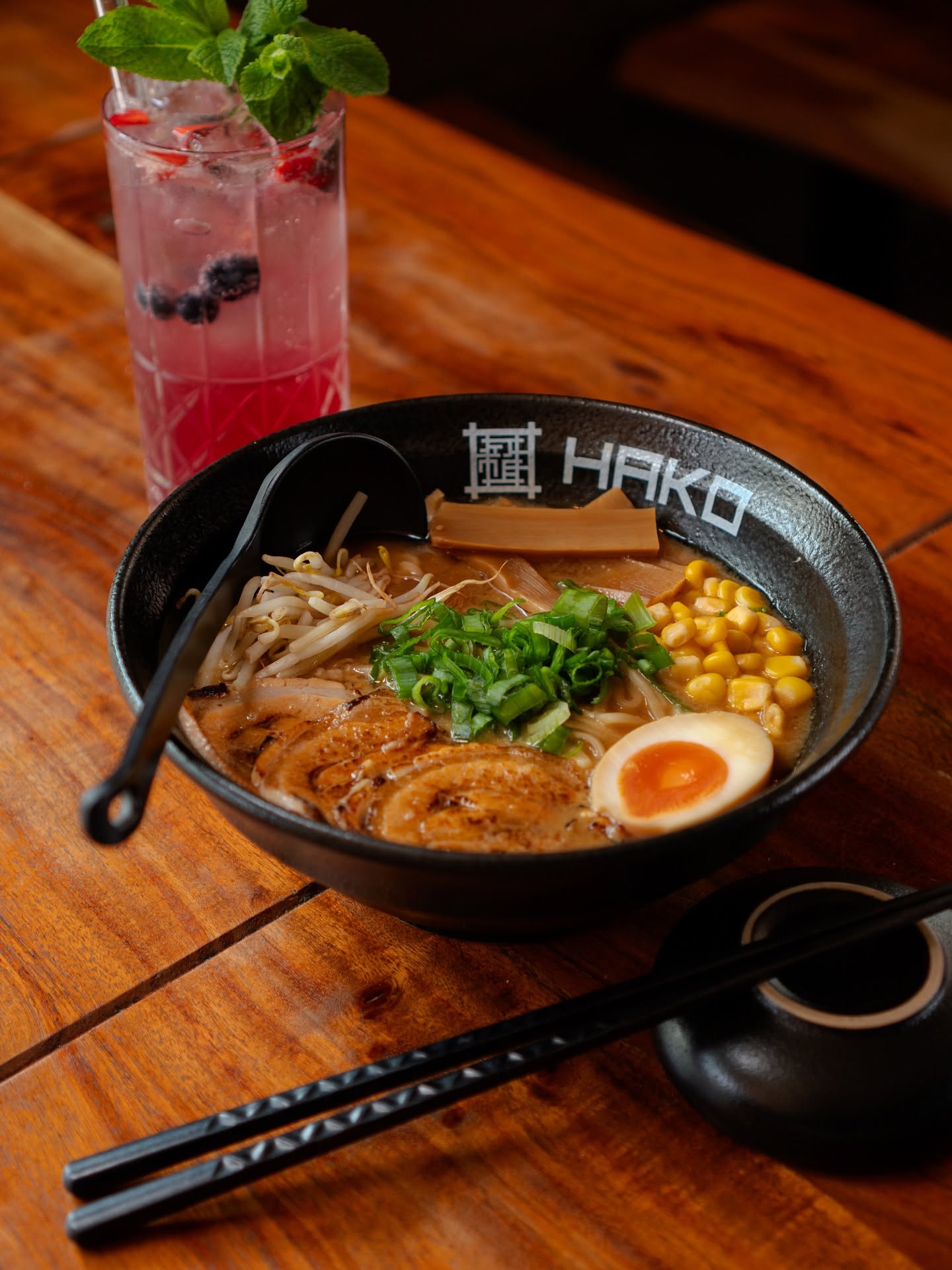 Miso Ramen – ein Hako-Klassiker 🍜
Mit zartem Chashu, cremigem Tamago, Bambus, Mais, Sojasprossen und frischen Frühlingszwiebeln.
Hausgemacht. Herzhaft. Hako.
📍Erhältlich in Hamburg, Berlin, Potsdam und München.
#misoramen #hakoramen #ramenliebe #hamburgfood #berlinfood #münchenfood #potsdamfood #japanischessen #soulfood