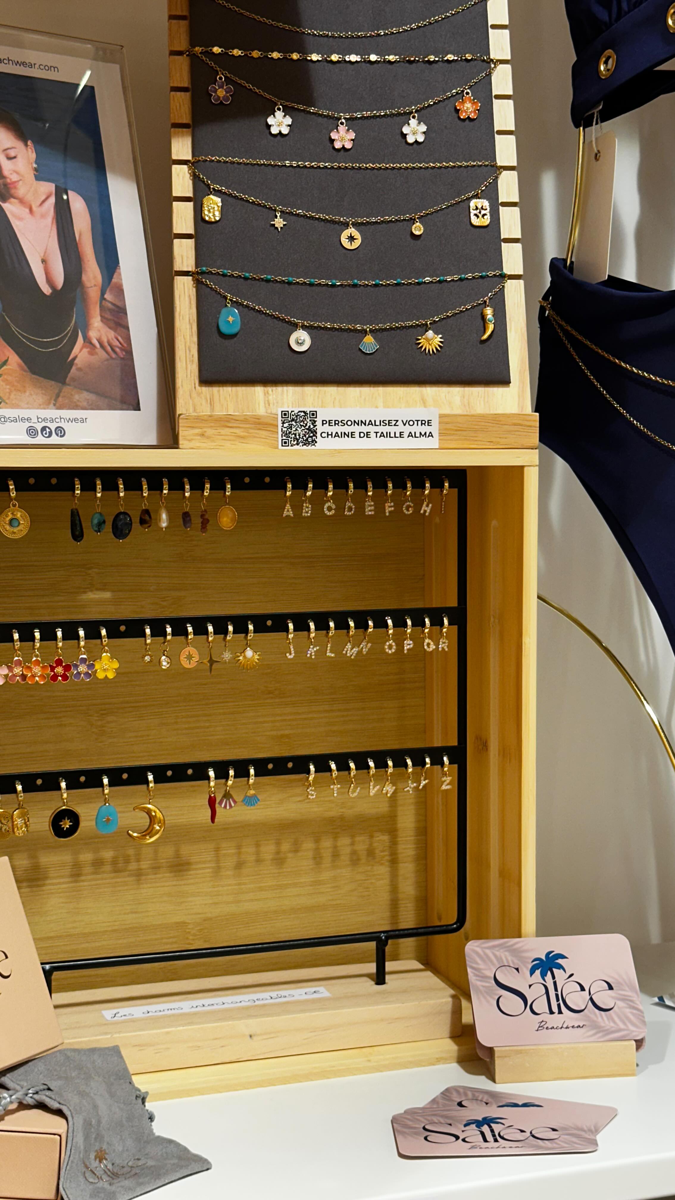 Coupes intemporelles | Tissus recyclés | Bijoux interchangeables
Découvrez désormais notre collection dans la boutique du collectif @place.des.patronnes et trouvez le maillot qui vous accompagnera pendant des années. ✨