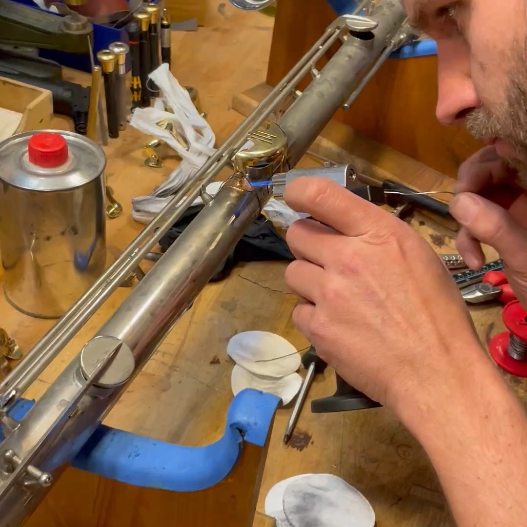 Lötarbeiten an einer Kontrabassklarinette.
Hmmm, die Werkbank sollte man aber vielleicht mal aufräumen. :-)