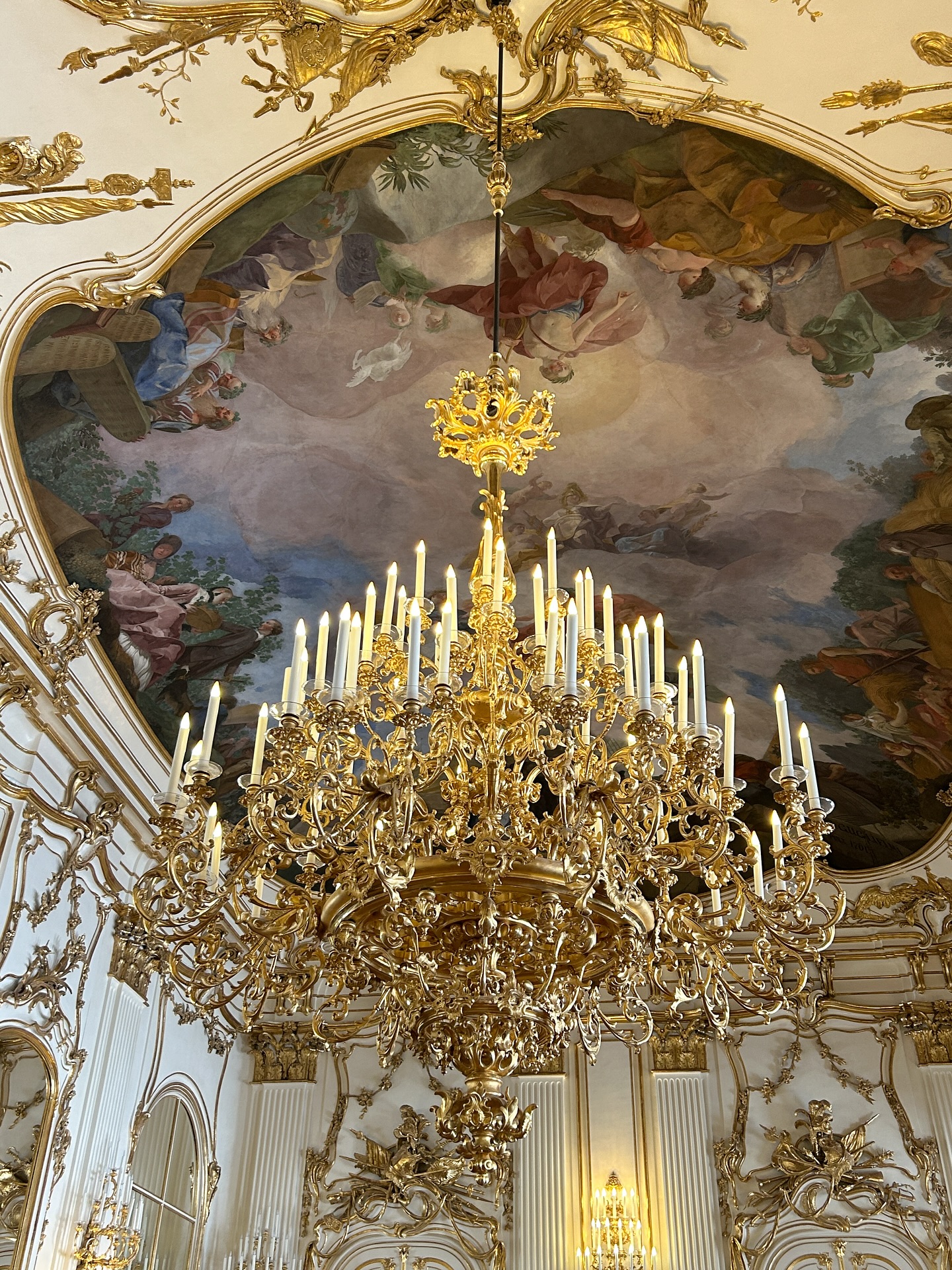 Chandeliers at Schönbrunn Palace! 🕯️💡
A stunning collection of chandeliers adorns the lavish ceilings of Schönbrunn Palace in Vienna. Once the summer residence of the Habsburg rulers - including Empress Sisi and Emperor Franz Joseph - the palace is decorated in the playful and exuberant Rococo style. When first installed, these chandeliers were lit by candlelight, their flickering flames accentuating the intricate carvings, gilded details, and delicate porcelain features.
But don’t just look at the chandeliers - the surrounding walls and ceilings are equally lavish showcasing the best materials and craftsmanship of the time. I mean wow - just look at the ceiling in the Great Gallery (first image)! 😲🤩
•
•
#vienna #rococo #antiquechandelier #schonnbrunn #royal #antiquelighting