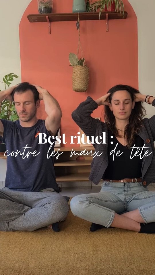 Séance Yoga du visage thématique : Maux de tête
(Avec mes 2 mascottes pour cette séance 💆♀️ @lys_acro @seryogacro )
Dans cette séance, nous explorerons :
Massage et étirement du cuir chevelu 🌟
Étirement des temporaux pour libérer les tensions 🌀
Échauffement et étirement doux des oreilles 🌞
Acupression délicate autour des yeux pour un soulagement immédiat 👁️
Permet d'apaiser le mental, relancer la micro-circulation pour soulager immédiatement les maux de tête. Tu peux aussi te masser les tempes avec une huile essentielle de menthe poivrée (anesthésique et anti-inflammatoire, attention à ne pas approcher de tes yeux 👀).
Prends-toi 5 minutes pour reproduire ces gestes simples, assis en tailleur ou dans une posture confortable. Pense à respirer profondément dans chaque mouvement. Ne cherche pas à reproduire parfaitement mais juste à te donner un moment de pause et apprécie ce moment que tu t'accordes 🙏
Je propose des séances de yoga du visage en groupe et individuel, description à la une et plus de détails en message privée
🐝
#YogaDuVisage #BienÊtre #Relaxation #MauxDeTête #SelfCare #Yoga #Acupression #Détente #Santé #lyon
