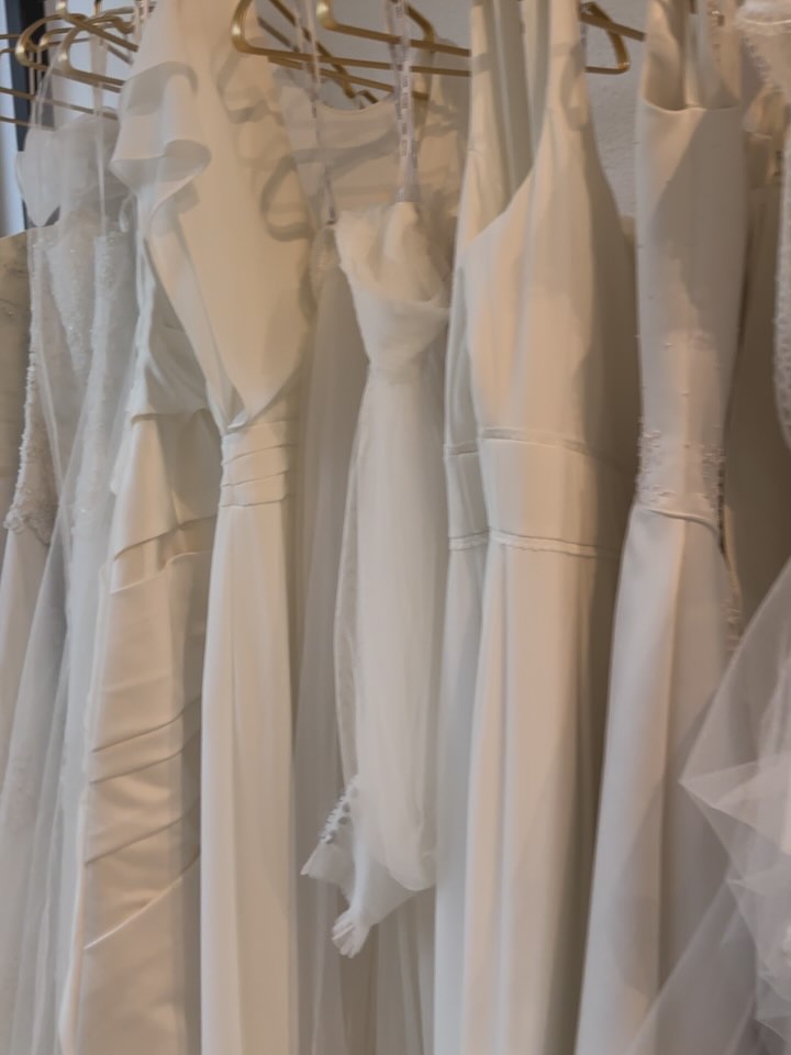 Last Minute Dress 🤍
Du heiratest noch dieses Jahr? & bist noch auf der Suche nach deinem Traumkleid?
Dieser Beitrag ist ein kleiner Ausschnitt meiner ,,Last Minute Dresses,,
anprobieren - anpassen - mitnehmen
Die Kleider sind in den Größen von 36-40.
Say ,,YESS,, und vereinbare schnell deinen Anprobetermin unter www.brautmoment.at
#vorarlberg #feldkirch #brautmode #brautkleid #lastminute #wedding #weddingday #weddingdress #hochzeit #braut #bridetobe #bride