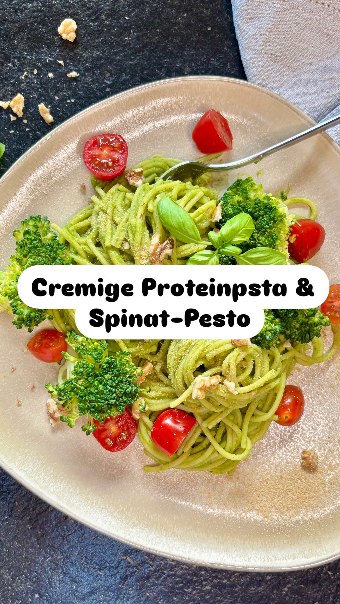 🌿 Cremige Proteinpasta & Spinat-Pesto 🌿
Dieses Rezept zeigt, dass Pasta nicht nur Soulfood, sondern auch nährstoffreich sein kann.
Warum du sie lieben wirst:
✓ Pflanzliches Protein aus weißen Bohnen, Hefeflocken & Hanfsamen
✓ Ballaststoffe für deine Verdauung & Darmgesundheit
✓ Gesunde Fette & Omega-3 aus Hanfsamen
✓ Komplexe Kohlenhydrate für Energie, Hormonbalance & Sättigung
Denn: Kohlenhydrate sind kein Feind. Vor allem, wenn du sie mit Proteinen, Fetten & Ballaststoffen kombinierst.
Für 2 Portionen brauchst du:
- 80 g Babyspinat
- 30 g frische Kräuter (z.B. Basilikum oder Petersilie)
- 1 Knoblauchzehe
- 1 kleine Dose weiße Bohnen (ca. 120 g abgetropft)
- 2 EL Hanfsamen
- 2 EL Hefeflocken
- 2 EL Zitronensaft
- 1 EL Olivenöl
- 250 g Pasta (z.B. Vollkorn- oder Hülsenfruchtpasta)
➕ Salz, Pfeffer & 100–150 ml Nudelwasser
Pasta nach Packungsanweisung kochen. Einfach alles (außer Pasta) zu einem cremigen Pesto mixen, mit den Nudeln vermengen und nach Wunsch toppen (bei mir darf Brokkoli nie fehlen).
📌 Speichern nicht vergessen für dein nächstes Power-Mittagessen & lass mir gern ein Like da!
#Pastaliebe #gesundeernährung
#hormongesundheit
#zyklusgesundheit
#proteinreich