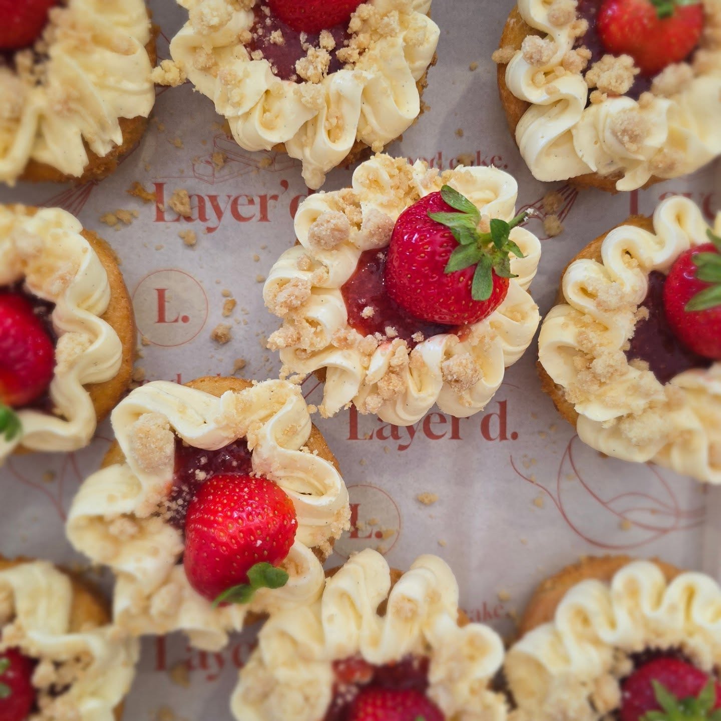 🍓 Strawberry & Vanilla Mini Cakes🍓
These are sooo good - summer in a bite 💥
#layerd_cakes #eatgoodcake #bakefromscratch #stawberrycake #realcakes #realfood #artisanmade #smallbatch #smallbatchbakes #bakinglove #bespokebakes #cakeday #womeninbiz #womeninfood #yorkshire #coffeeshoptreats #birstwithcakes #darleycakes