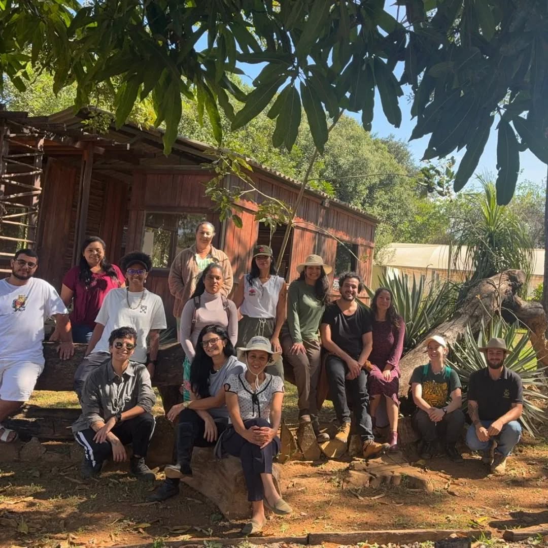 👩🌾 Oficina sobre Agricultura Regenerativa: Um Encontro de Saberes no Cerrado
✅ No dia 30 de Maio, o Centro de Educação e Cooperação Socioambiental do Distrito Federal (Cecsa-DF), em parceria com a Granja Modelo do Ipê - SEAGRI/DF, promoveu a oficina "Agricultura Regenerativa e Sustentável no Cerrado: Mercados e Redes de Colaboração". O evento proporcionou uma valiosa troca de experiências entre pequenos produtores rurais e estudantes.
♻️ A oficina contou com a participação do professor Athaualpa, que compartilhou seus conhecimentos em agroflorestas, e do senhor Chico, que abordou suas experiências com mudas e insumos.
🤝🏽 O Cecsa-DF expressa sua gratidão a todos que contribuíram para o sucesso da oficina:
• À professora Isabella, à agrônoma Vitória, à professora Dália e ao professor Marcelo, que enriqueceram o curso com seus conhecimentos.
• Aos alunos, pela dedicação e resiliência em participar do início ao fim, reforçando a importância do pequeno agricultor.
• Pela equipe de coordenação e monitoria do CECSA-DF, Bárbara Ohana e Gabriel Elias.
• A toda a equipe da Granja Modelo do Ipê, pela recepção calorosa e pelo interesse demonstrado nos temas e iniciativas do Cecsa-DF, sobretudo a Joelma que esteve à frente dessa parceria.
✅ Acreditamos que momentos como este são essenciais para fortalecer a agricultura sustentável e regenerativa no Cerrado.
🤝🏽 Sozinhos fazemos grandes coisas , mas juntos construímos a revolução. Seguimos!
#cecsadf #ministeriodomeioambiente #seagridf #pequenoprodutor #meioambiente #cerrado #sociedadecivil #distritofederal