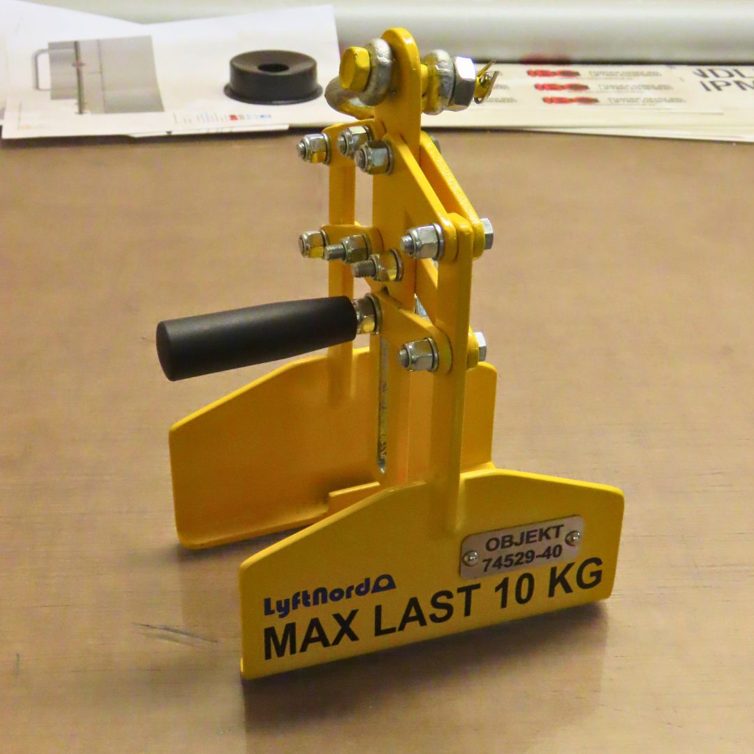 Specialkonstruerad lyftsax levererad ✅
Här är en lyftsax för parallellstag som vi nyligen konstruerat och levererat till en kund inom verkstadsindustrin. Lyftsaxen har parallella armar med justerbar bredd för att hantera olika stagdimensioner.
Verktyget löser ett produktionsbehov där parallellstag behöver flyttas från tät packning på pall till montagebänk. Den smala konstruktionen kommer åt i trånga utrymmen och eliminerar manuella lyft.
På bilden: Lyftsaxen redo för leverans efter slutkontroll.
#Lyftnord #Lyftsax #Specialverktyg #Industrilösningar