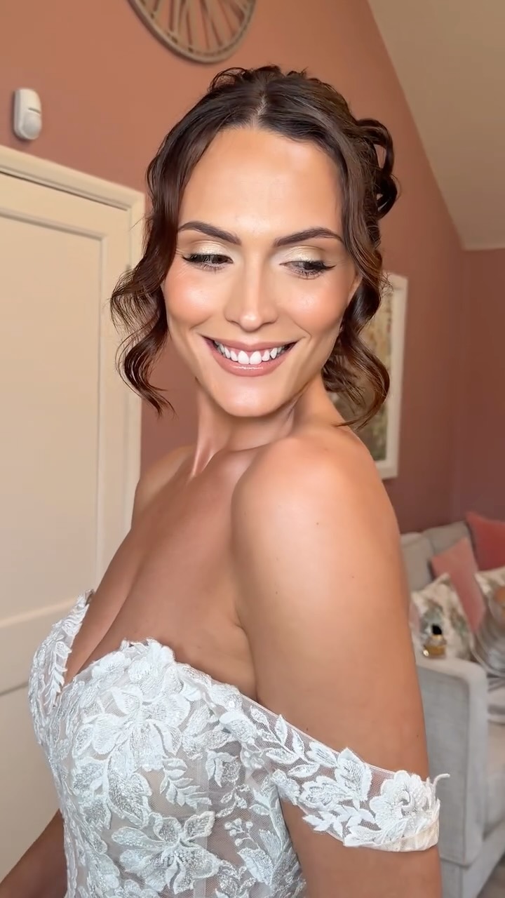 GEORGIA✨ An absolute bridal vision!! A timeless glowing bridal glam 🤍 I first met Georgia 2 years ago on a bridal shoot and what an honour it was to do her wedding makeup!!
So many more beautiful pictures I have to post of Georgia because one will simply not be enough! Georgias hair was beautifully done by the lovely @versastyleby_laura 🤍
Seeing your bridal vision come to life on the day is a feeling like no other✨✨👰🏻♀️👰🏻♀️
#bridalreel #weddingdayready #bridalglow #bridegoals #kentmakeupartist #kentmua #kentweddingsupplier #hitcheduk #kentweddings #kentbridetobe #wintersbarnswedding #glowingbride #softglammakeup #bridesofinsta