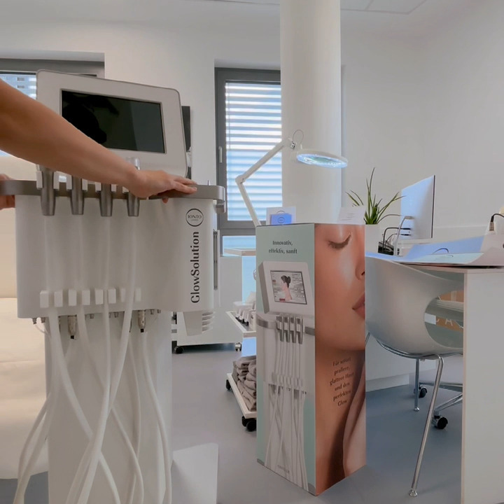 4 Handstücke, 4 Technologien, perfekter Glow 😍: Technik, die hält, was sie verspricht!
Wir präsentieren euch voller Freude unser neues Aquafacial-Gerät GlowSolution.
In vier Behandlungsschritten erschafft das Gerät sofort prallere, strahlende Haut, frei von unerwünschten Nebenwirkungen und Ausfallzeit.
1. GlowPurify
Sanfte, gründliche Abreinigung von Verunreinigungen und Lösen von tiefsitzenden Ablagerungen mit Cleansing-Solution
2. GlowPolish
Effiziente Entfernung von abgestorbenen Hornzellen mittels Vakuumtechnologie und wirkintensiver Solution mit Fruchtsäure
3. GlowPermeation
Die revolutionäre, wirkstoffumspülte Stream-Ultraschall Technologie für intensive Hautglättung und optimierte Feuchtigkeitsversorgung ist die optimale Vorbereitung für den folgenden Behandlungsschritt
4. GlowPush-up
Eine innovative Gewebemassage in zwei Schritten, kombiniert mit permanenter Zufuhr von Wirkstoff-Solutions.
Sofort sichtbare und langfristige Erfolge:
- Frischer, strahlender Teint: Sofortige prallere, glattere Haut
- Weichzeichner-Effekt: Hautverfeinerung, Reduktion von Pigmentflecken und Faltenreduktion
- 4 Wirkstoff-Solutions + individuelles Serum: maximale Pflege und bis in die Tiefe genährte Haut
- Behandlung aller 3 Hautschichten: Von Epidermis bis Subcutis
- Fibroblasten-Stimulation: Steigerung der Durchblutung und des Zellstoffwechsels
Einsatzbereiche:
- Müde, gestresste Haut
- Feuchtigkeitsarme Haut
- Störende Fältchen & Linien
- Unreinheiten
Behandlungsbereiche:
Gesicht
Hals
Dekolleté
Handrücken
Lasst Euch gerne von unseren Kosmetikerinnen beraten oder bucht direkt einen Termin auf Doctolib.
Wir freuen uns auf Euch und Eure Haut ❤️
#hautärztin #schwabach #kosmetik #perfekterglow ##glowsolution