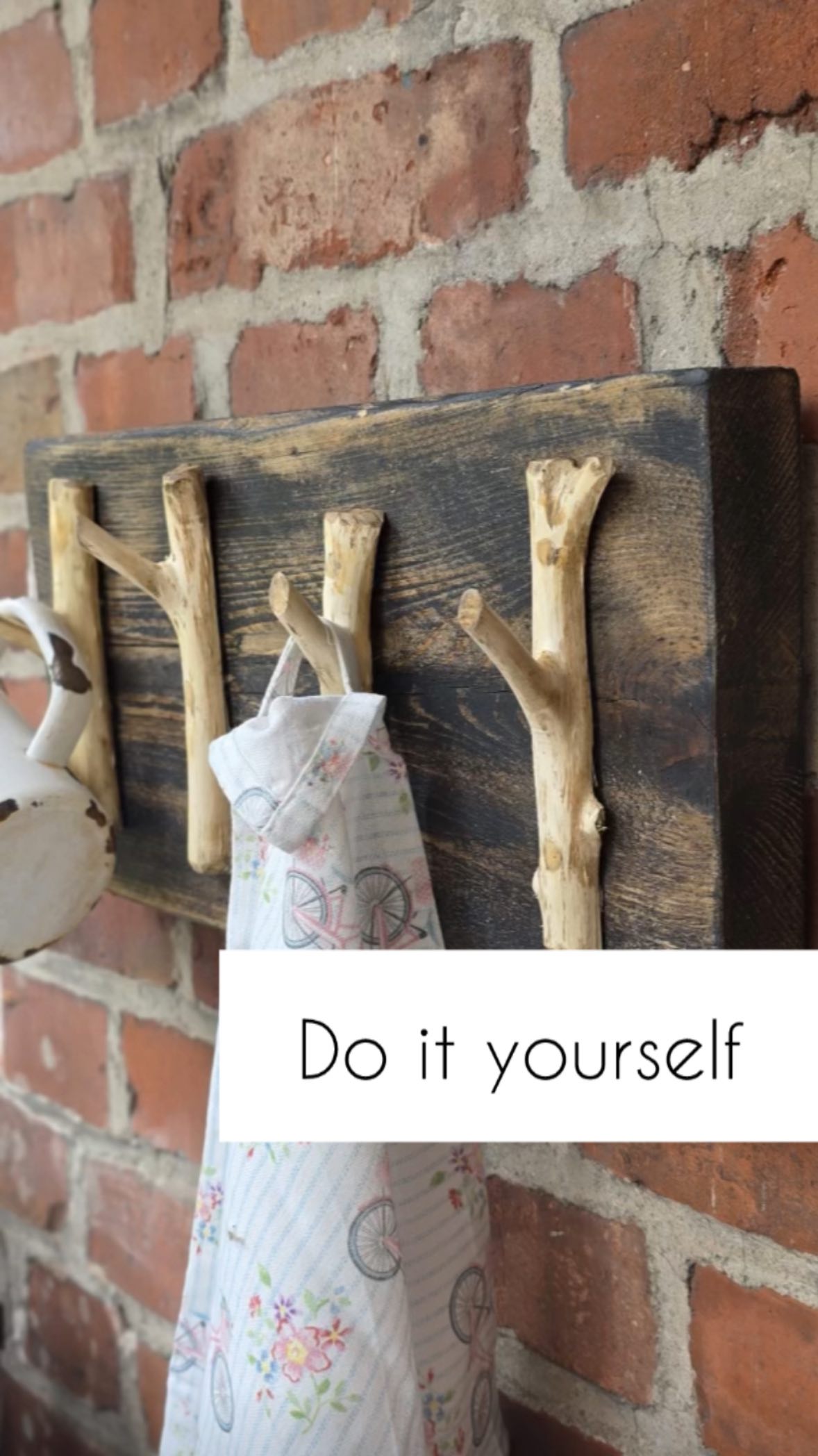 DIY fürs Wochenende - heute wie man ganz einfach aus etwas Astverschnitt eine besondere Hakenleiste baut. Viel Spaß dabei!
#diy #diyprojects #diycrafts #landhaus #farmhouse #upcycle #creative #creativity #garten #garden