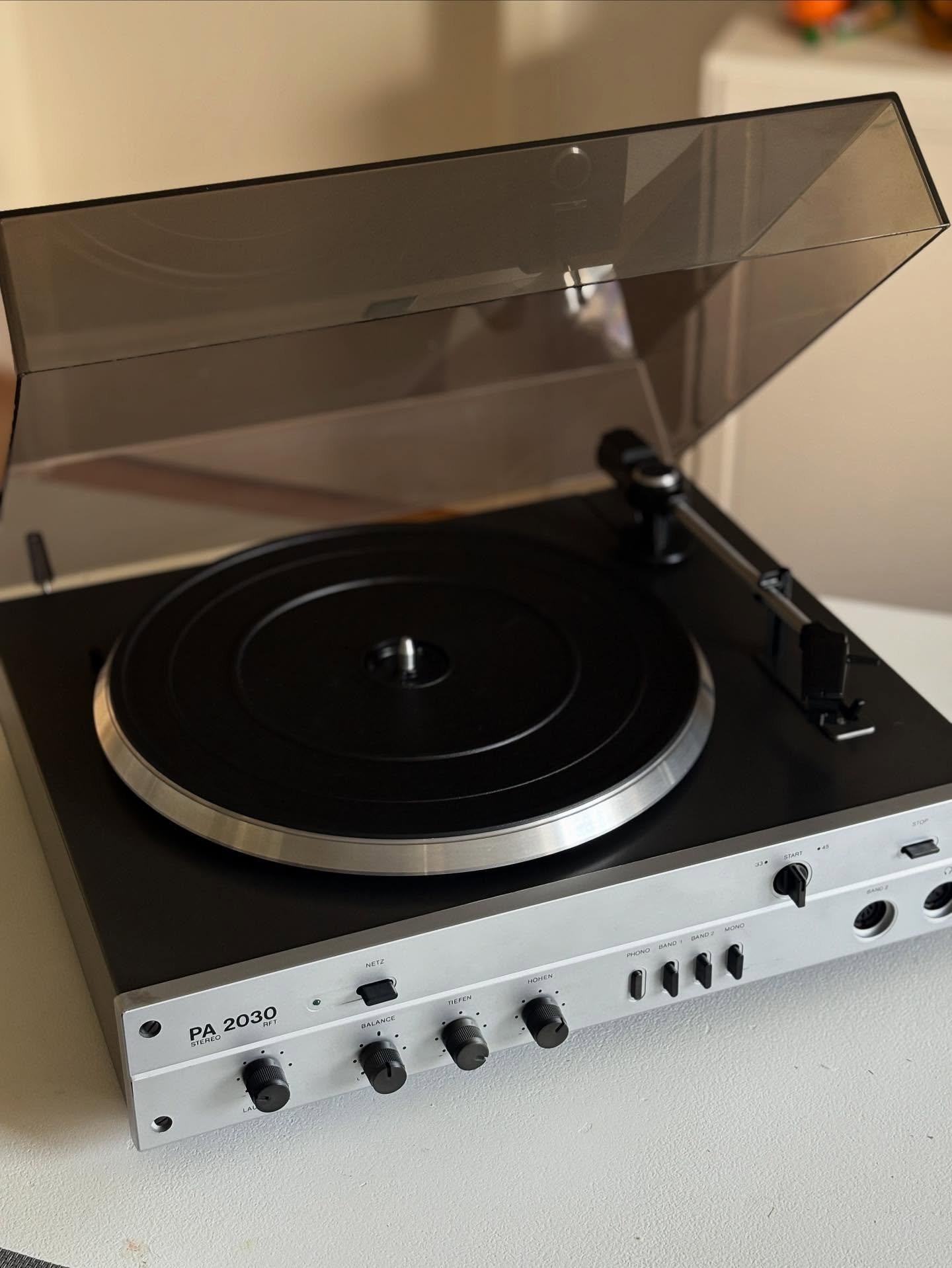 RFT PA2030…. Ein Klassiker darf wieder heim. Diese Plattenspieler/Verstärker-Kombi war auf einem Kanal taub. Fehler repariert, dazu der übliche Service/ Reinigung und die Geschwindigkeit neu eingestellt. Der Gute lief nur auf 33 u/min.
#vintageaudiomd #vintageaudio #vintageaudiorepair #vintagehifi #vintagerepair #vintageaudiolove #doıtyourself #hifiaudio #audiophiles #classicaudio #vintagestereo #akai #audiophil #stereophile #taperecorder #midcenturylove #midcenturystyle #tapelovers #oldschoolaudio #oldschoolmusic #retrosound #vintagesound #tapes #tapedeck #reeltoreel #audiofreak #retro #vintage #rft #pa2030