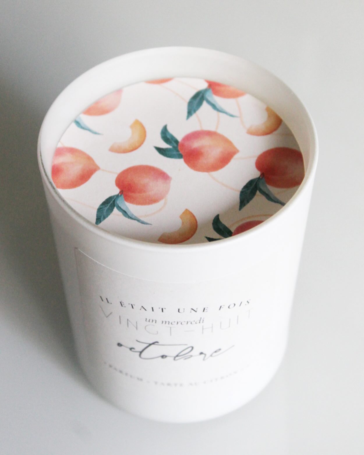 🍑 Il était une fois… une bougie à votre image.
Ça n’est pas qu’une bougie, c’est un souvenir gravé dans la cire.
Personnalisez la date et le message pour raconter votre propre histoire : un anniversaire, une naissance, un moment précieux… à jamais parfumé à la pêche.
💌 Chaque détail compte :
• Un parfum doux et fruité, comme un goûter d’enfance
• Une étiquette sur-mesure avec vos mots
• Un couvercle illustré de pêches aquarellées
🎁 Le cadeau parfait pour marquer un jour unique.
📦 À découvrir dès maintenant sur atelieronzejuillet.com
#bougiepersonnalisée #cadeauunique #atelieronzejuillet #parfumdinterieur #faitmain #souvenirolfactif #bougieartisanale #momentsprecieux