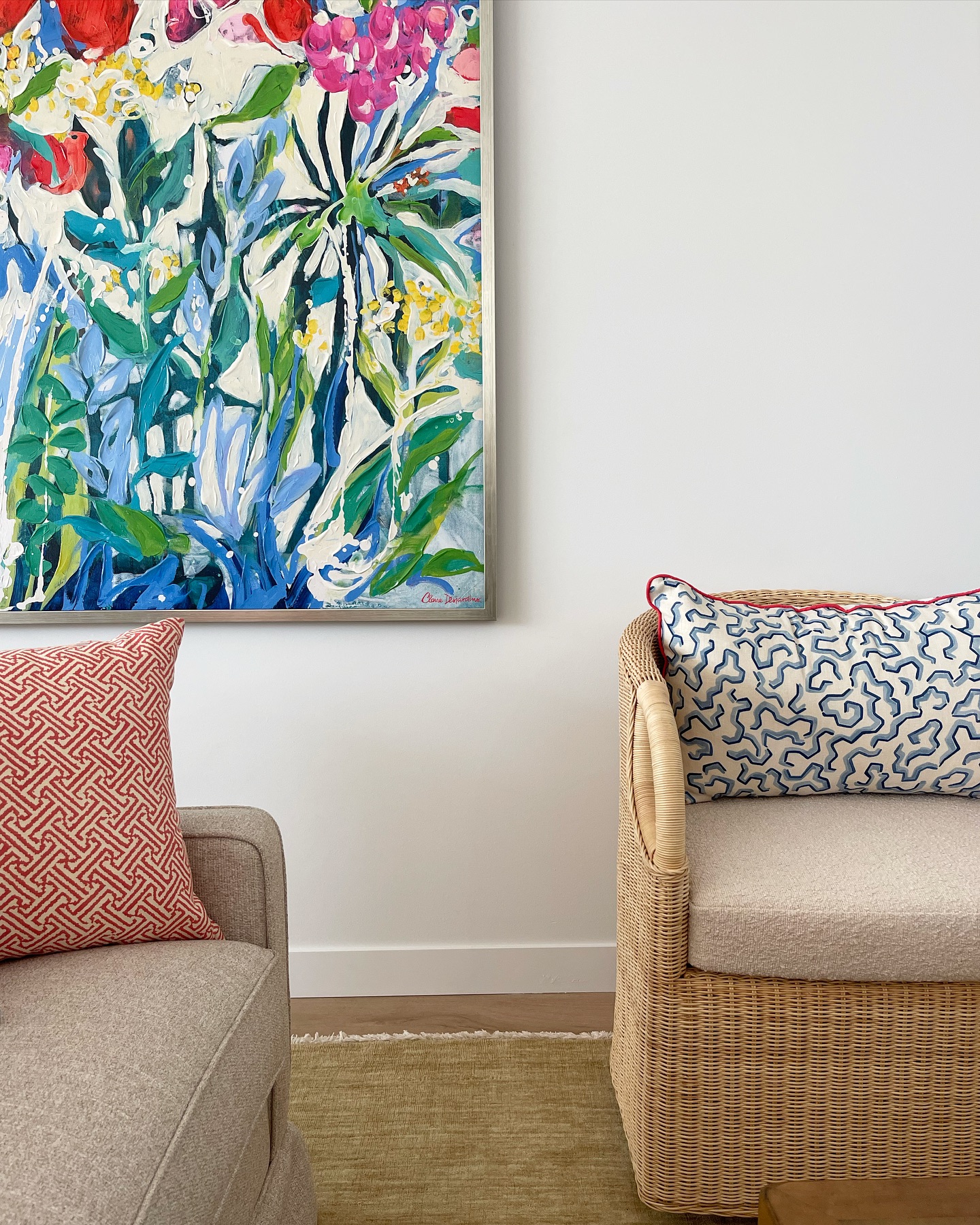 Designed with intention: bespoke textiles, expressive art, and curated beauty throughout.
#BespokeInteriors #ApartmentDesign #DesignInspo