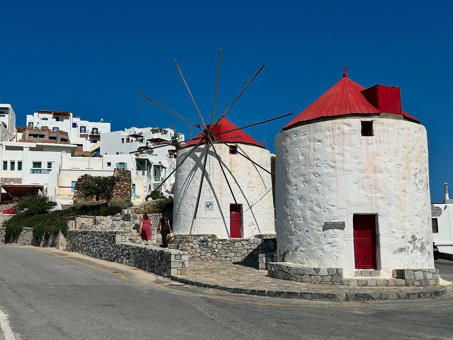 8 traditional windmills line the path to the Chora on Astepalea Island. Constructed between the 18th ~ 19th century, they were primarily used for grinding cereals, a staple in the island’s diet. Well worth the steep hike up the hill, but we’re glad we did it in the morning.
#windmills #greece #islandlife 🏝️ #history #culture #astypalaia