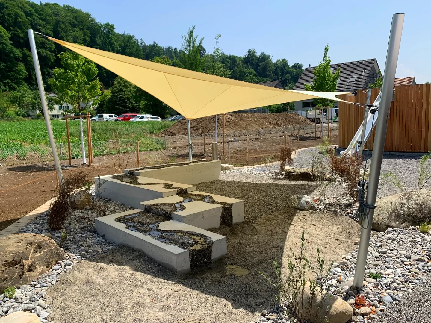 Schatten im Kinderspielbereich an diesen sonnigen Tagen! ☀️⛵️
- Laupen, BE
#sonnensegelbern #sonnensegelaufmass
#sonnensegelberneroberland #sunfurl #SunfurlRE #sonnensegel #gartengestaltung #outdoorliving
#sommer2025 #sonnenschutz #sommer #spielplatz