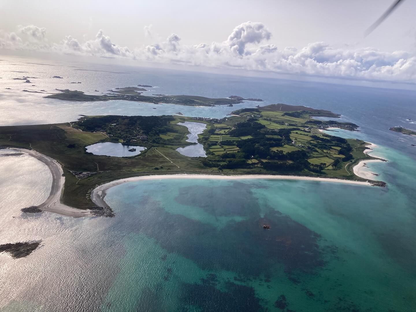 Wow what a weekend! I was asked to run a foraging walk on St Mary’s on the Scillies on Saturday, which was amazing!! Quite a whistle stop session where I flew over in the morning, worked out the route with @motherwolf5504 then ran the session with a lovely group, then back on the plane and home!! So much to forage, such as sea spaghetti, sea kale, tree mallow, elderflower, water mint, fennel and so much more! I’ll be back soon!
#scillies #islesofscilly #islandlife #cornwall #foraging #coast #coastal #forager #wildfood #summer #plants #beach #wildwalks #nature #education #botany