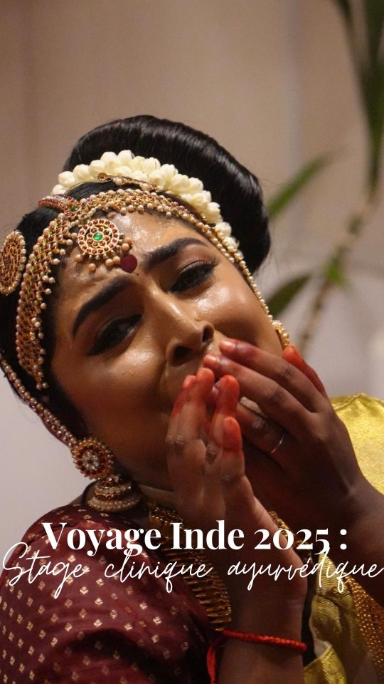 Il y a des voyages qui marquent une vie, et celui-ci en fait partie. ✨ Pendant mon stage clinique en Inde, j’ai eu l’opportunité unique d’approfondir ma formation en médecine ayurvédique, d’apprendre auprès de formateurs passionnés et de vivre des instants de partage incroyables.
Un immense merci à nos enseignants pour leur bienveillance et leur transmission précieuse. 💛 Merci aussi à toutes les personnes qui ont contribué à la cagnotte, permettant ainsi d’apporter des soins à ceux qui en ont le plus besoin et grâce à la clinique du Dr Yadun. @panackalayurveda
Je rentre en France le cœur rempli, inspirée et avec de nombreuses nouveautés à partager avec vous :
✨ De nouvelles techniques pour enrichir mes soins ayurvédiques
✨ Une approche encore plus personnalisée pour accompagner chacun vers son équilibre
✨ Une énergie renouvelée pour vous offrir le meilleur
J'ai hâte de vous retrouver pour vous faire découvrir ces trésors d’Inde à travers mes soins et consultations ! 🌿💆♀️✨
#Ayurveda #BienÊtre #voyageintérieur #soinsnaturels #formationayurvedique #gratitude