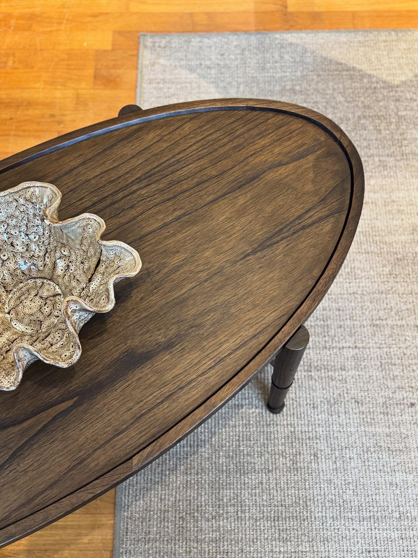 Vi säger hej och välkommen till vårt nya soffbord NANTES oval. 60x125cm med smäckra ben med en liten ”tass”. Nantes finns sedan tidigare som runt 95cm i diameter och dessutom finns ett sidobord i samma serie; det mäter 55cm i diameter. Välkommet till någon av våra återförsäljare runt om i Sverige i sommar! 🌿
Borden kommer i platt paket så lätt att få med sig i bilen eller få skickat till sig! 👏🏼