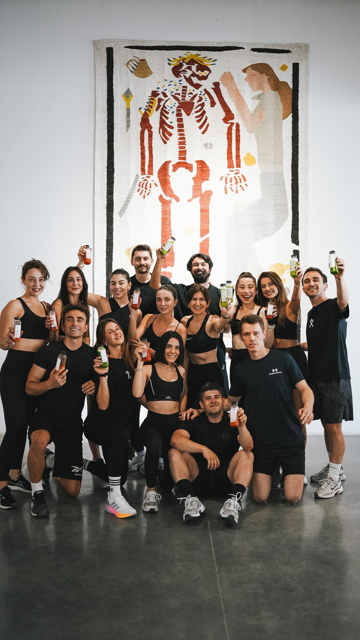 Biz hep salondan ibaret olmadığımızı söyledik.
Bu sefer durağımız: @imalat_hane_
Sanatın, sesin, hareketin buluştuğu bir alan.
Matlar serildi, müzik açıldı, kalp atışları yükseldi.
DJ @benizzet tempoyu yükseltti, @dyt.zelalsaribal içerik desteğiyle herkesi toparladı.
Green Buff’la vücudu arındırdık, Root Mode’la sistemi toparladık.
Kimi terledi, kimi üretti.
ExLab ve FitZone @fitzonecafe olarak o gün bir şey daha gösterdik:
Birlikte olunca sadece antrenman değil,
bir deneyim yaşatıyoruz.
O gün orada olan herkes, o enerjiyi hissetti.
Topluluk, hareket, enerji ve çokça tutku…
#bursabalat #bursabalatpersonaltrainer #bursabalatsporsalonu #bursabalatyoga #bursabalatsporsalonu