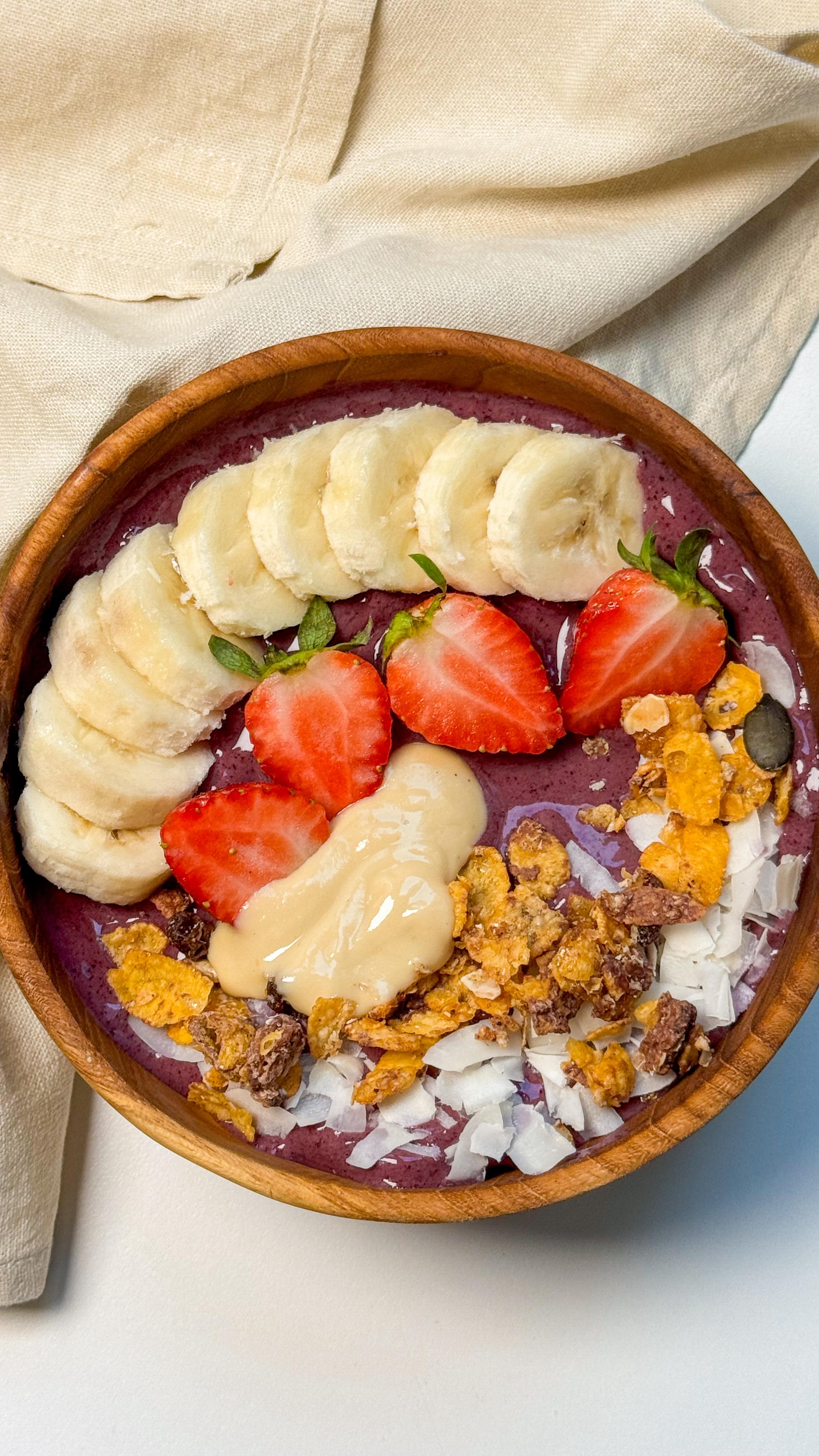 🍓🥣 BOL DE SMOOTHIE AUX FRUITS ROUGES
Cette semaine, nous t’avons concocté une nouvelle recette de smoothie maison, à la fois saine et gourmande, riche en vitamines, fibres et antioxydants, qui te permettra de faire le plein d’énergie dès le matin !
INGRÉDIENTS :
- 1 banane congelée
- 1/2 tasse de fraises congelées
- 1/2 tasse de myrtilles congelées
- Lait végétal au choix
PRÉPARATION :
- Mixer les fruits : déposer la banane, les fraises et les myrtilles congelées dans un mixeur.
- Ajouter le lait : verser une petite quantité de lait. Il est possible d’en ajouter davantage par la suite si nécessaire, mais commencer avec une faible quantité permettra d’obtenir une texture épaisse, similaire à une crème glacée.
- Dresser et garnir : verser le smoothie dans un bol et agrémenter avec les garnitures de votre choix, telles que : tranches de banane, fraises fraîches, @lesgranolasdejenny , copeaux de noix de coco, beurre de noix.
#lesgranolasdejenny #granola #glutenfree #sansgluten #switzerland #swissmade #healthyfood #recettefacile #smoothiebowlrecipe #smoothieoftheday #breakfast #suisse