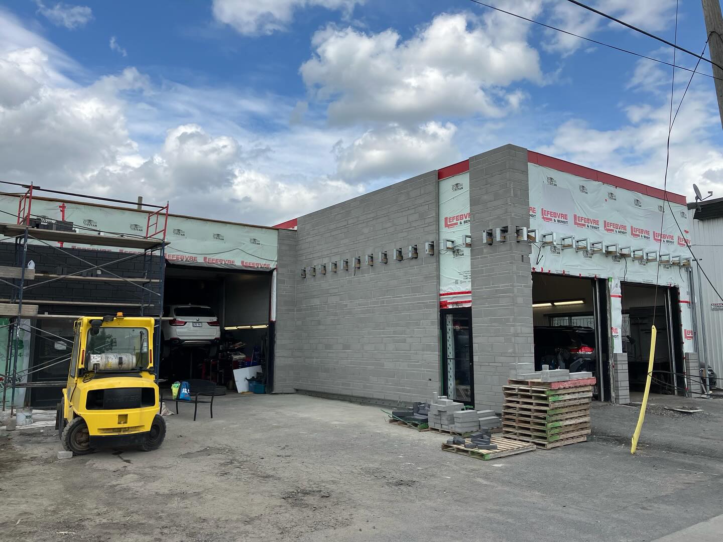 📸 CHANTIER EN COURS | FAÇADE COMMERCIALE EN TRANSFORMATION
Chez Construction VCM, chaque projet est une occasion de démontrer notre savoir-faire en maçonnerie commerciale et en rénovation extérieure.
🔨 Sur ces photos :
✅ Pose de blocs architecturaux
✅ Intégration de luminaires muraux
✅ Installation d’une structure de parement isolé
✅ Coordination complète avec les équipes spécialisées
Nous sommes fiers de contribuer à l’amélioration du paysage urbain avec des façades solides, esthétiques et durables.
💬 Vous avez un projet commercial en tête? Parlons-en!
#constructionvcm #maconneriecommerciale #façades #entrepreneurgénéral #constructionquébec #bâtimentcommercial