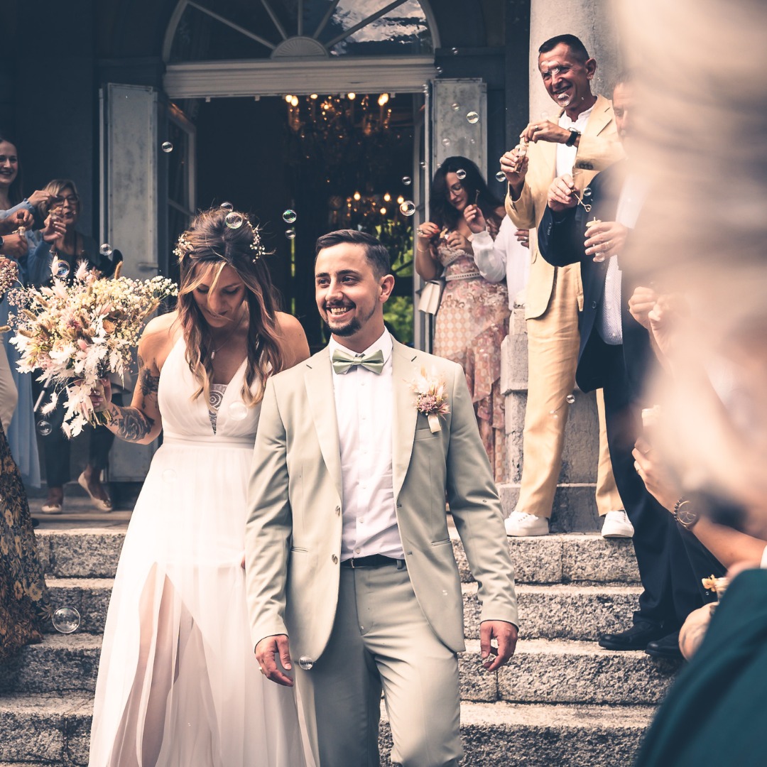 Eh ! Un petit coucou par ici !
2025, c'est l'occasion pour moi de reprendre à fond la photo après un petit passage à vide l'année dernière.
Et quoi de mieux pour cela que de se lancer dans un nouveau projet ?
Je lance donc mon site internet ursae.ch pour proposer mes services de photographe pour vos Mariages, Elopement et photo de couple <3.
N'hésitez pas à suivre ma nouvelle page dédiés et à parler autour de vous de ce nouveau projet. Vous continuerai à trouver ici mes projets plus personnel.
Depuis toujours, mon parcours est façonné par la création, que ce soit à travers la musique, l’écriture ou d’autres formes d’art. La photographie est devenue pour moi un prolongement naturel de cette créativité, un moyen d’exprimer ma vision et de capturer l’authenticité de chaque instant.
Pour moi, un mariage est bien plus qu’un simple événement : c’est une journée où les regards, les gestes et les sourires racontent une histoire. Mon rôle est de capturer ces instants éphémères et de les transformer en souvenirs intemporels que vous aurez plaisir à regarder.
J’accorde une place toute particulière aux photos de couple, car elles sont le reflet de votre complicité, de votre amour et de votre aventure commune. Dans un style naturel et lumineux, j’aime saisir la tendresse d’un regard, la douceur d’une étreinte, l’émotion d’un instant volé.
Mon approche ? Créer une atmosphère où vous vous sentirez libres et confiants, pour que vos photos respirent votre personnalité. Je souhaite que, chaque fois que vous regarderez vos images, vous retrouviez la magie et la poésie de votre histoire.
Ensemble, nous ferons bien plus que des photos : nous écrirons un chapitre précieux de votre vie.