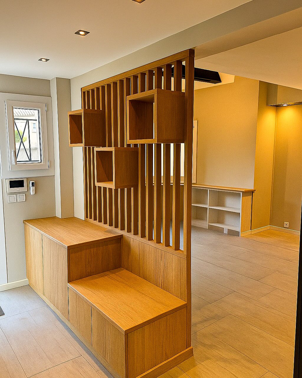 Claustra et placards en chêne sur-mesure pour délimiter l’entrée de cette maison 🏡 Vous avez un projet? Parlons-en ✨
#menuiseriesurmesure #menuisierparis #claustra #claustrabois #homestyle #homeinspo