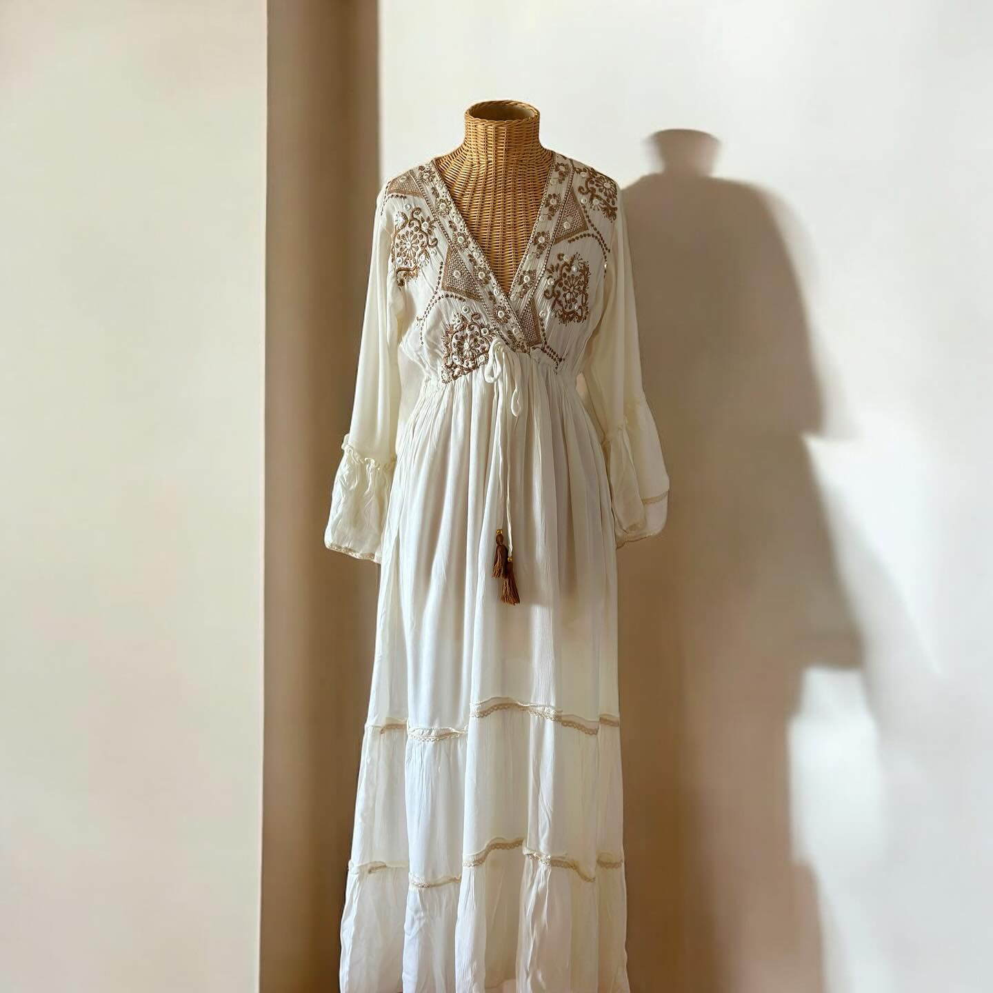 Cremefarbenes Maxikleid mit Stickerei & langen Ärmeln
• Tiefer V-Ausschnitt mit Stickerei & Spitze
• Weicher, fließender Stoff mit Tunnelzug
• Langarm mit Rüschenabschluss
• Quasten-Detail an der Taille
• Ideal für Sommerabende, Urlaub oder Boho-Events #BohoKleid #Maxikleid #Sommerkleid #BohoStyle #BohemianLook #Damenmode
#Urlaubsoutfit #Stilvoll #Weiblichkeit #EthnoChic #FestivalLook #Neueröffnung
#CreamDress #BohoElegance #SoftStyle #Kleidliebe #BohoMode #Sommeroutfit