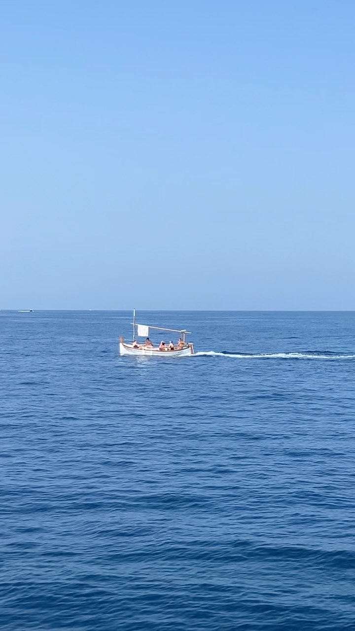 I si ens escapem en llaüt?
#llautsivelers #mediterranean #costabrava #boatrental